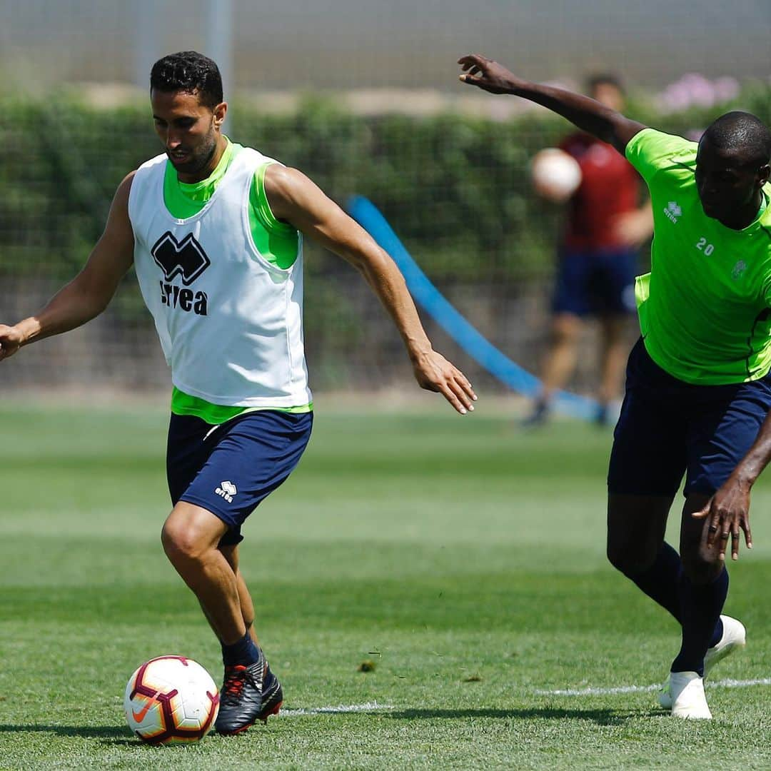 グラナダCFさんのインスタグラム写真 - (グラナダCFInstagram)「El Granada ha realizado su segundo entrenamiento de cara al partido con el Cádiz CF. Los dos últimos antes del choque los realizará a puerta cerrada, el del sábado en el estadio Nuevo Los Cármenes. 🔴⚪️ #EternaLucha #futbol #granada #granadacf #laliga123 #Pasitoapasito」5月24日 1時48分 - granadacf