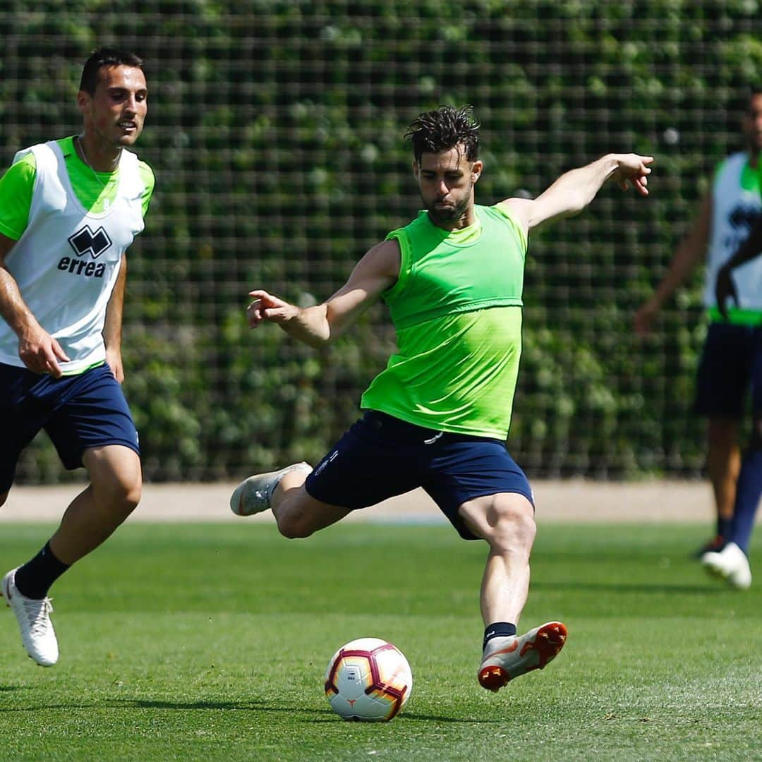 グラナダCFさんのインスタグラム写真 - (グラナダCFInstagram)「El Granada ha realizado su segundo entrenamiento de cara al partido con el Cádiz CF. Los dos últimos antes del choque los realizará a puerta cerrada, el del sábado en el estadio Nuevo Los Cármenes. 🔴⚪️ #EternaLucha #futbol #granada #granadacf #laliga123 #Pasitoapasito」5月24日 1時48分 - granadacf