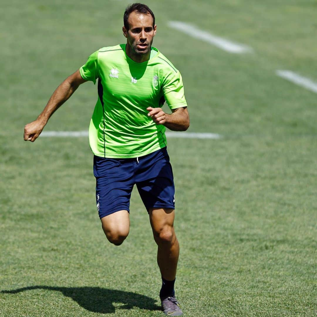 グラナダCFさんのインスタグラム写真 - (グラナダCFInstagram)「El Granada ha realizado su segundo entrenamiento de cara al partido con el Cádiz CF. Los dos últimos antes del choque los realizará a puerta cerrada, el del sábado en el estadio Nuevo Los Cármenes. 🔴⚪️ #EternaLucha #futbol #granada #granadacf #laliga123 #Pasitoapasito」5月24日 1時48分 - granadacf