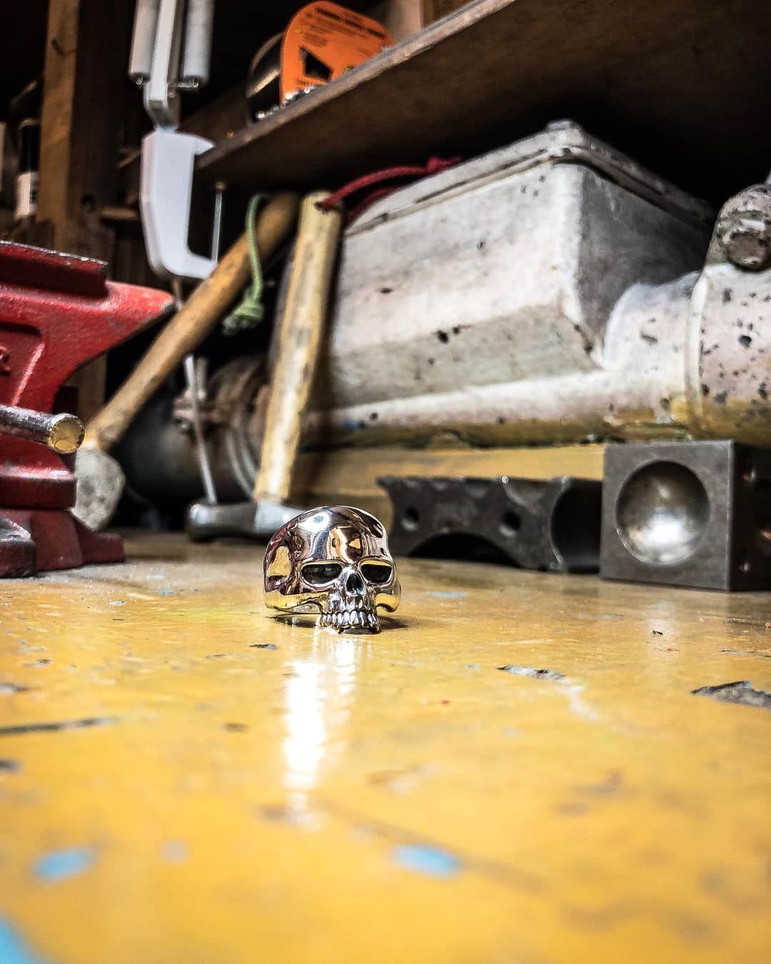 のインスタグラム：「☀️💀☀️ #skull #silver #ring #jewellery #Thursday #instadaily #instahub #instafashion #nofilterneeded #nofilter #natural #detail #teeth #smile #mood #workshop #hammer #reflection #shiny」