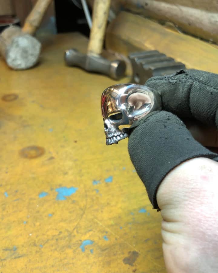 のインスタグラム：「☀️💀☀️ #skull #silver #ring #jewellery #Thursday #instadaily #instahub #instafashion #nofilterneeded #nofilter #natural #detail #teeth #smile #mood #workshop #hammer #reflection #shiny」