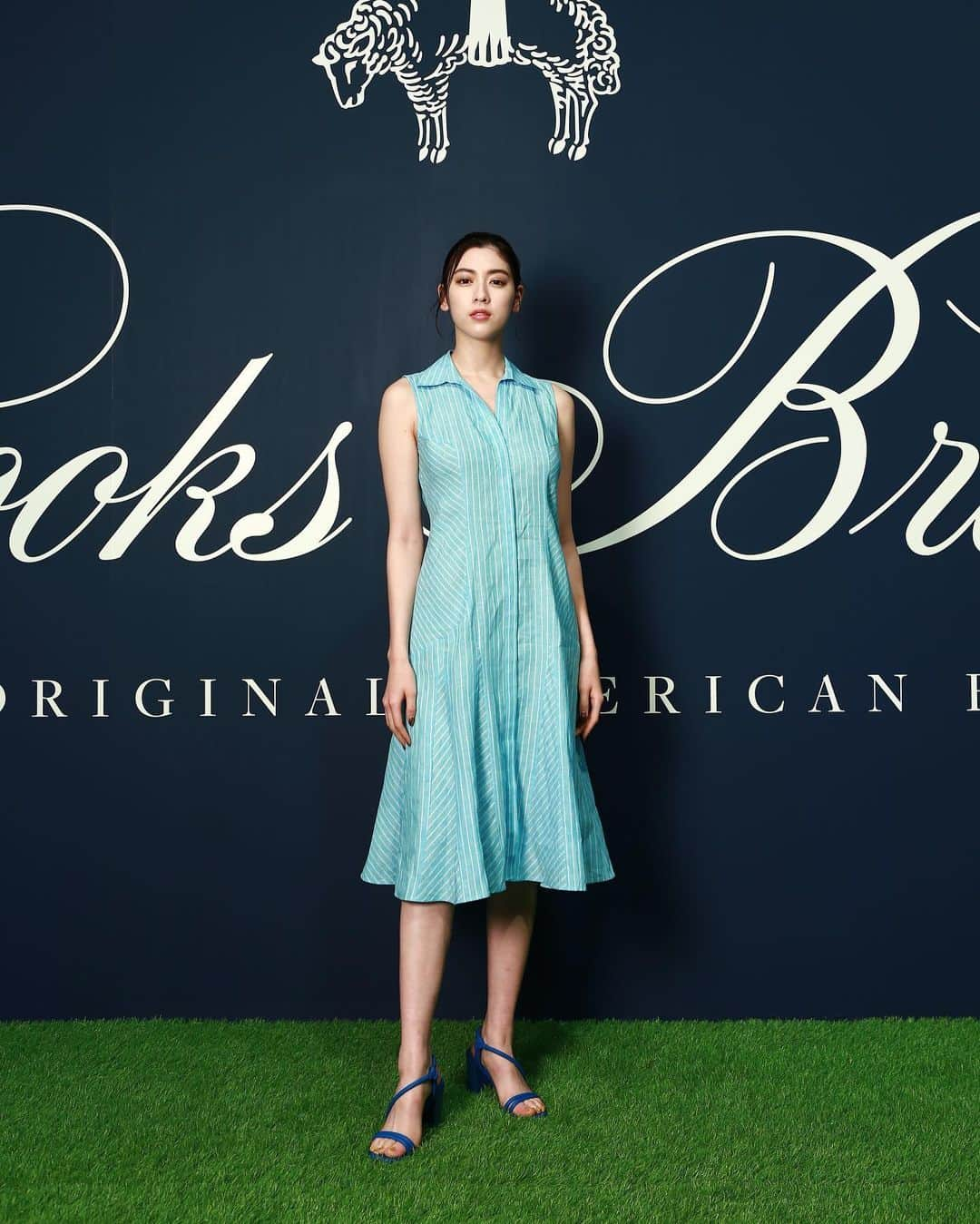 三吉彩花さんのインスタグラム写真 - (三吉彩花Instagram)「@brooksbrothers  @brooksbrothersjapan  去年ブランド創立200年、今年日本上陸40周年となる  記念すべきショーにご招待いただきました。  お洋服は @brooksbrothersjapan  さんの素敵なブルーのワンピースを☺️ そして会場では大野拓朗さん @takuro.ohno  にお会いしました！  ドラマでご一緒させていただいたのは  7年前だったので不思議な感じです笑  メンズルックだけでなくレディースのデザインもとても素晴らしかったです。  個人的にはやっぱりパンツスーツが好き🥰  shoes: @charleskeith_jp」5月23日 20時24分 - miyoshi.aa