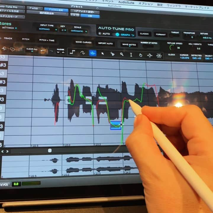 井上慎二郎のインスタグラム：「ミックス作業しつつ、iPad Pro (12.9 inch) でDuet Display Proをお試し中。 なるほど、ラグも感じないし、これは画期的かもしれぬ…。 ＊普段こんな雑な直し方はしません（笑） #ipadpro129 #duetdisplay #applepencil #autotunepro」