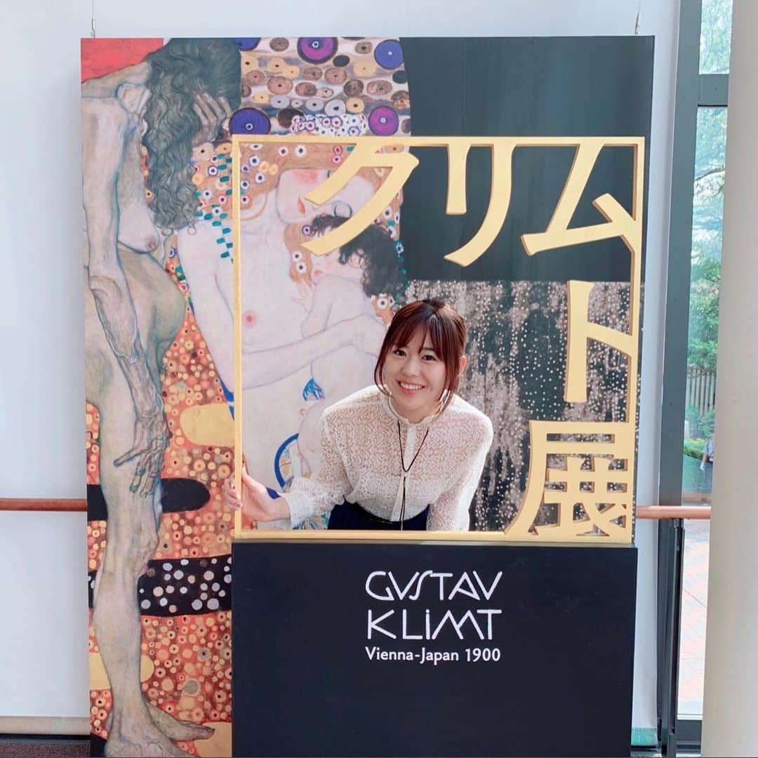 小日向えりのインスタグラム：「#村井美樹 ちゃんと、東京都美術館のクリムト展に行ってきたよー😊 大学の時、家庭教師してた生徒さんのお家に飾られていたクリムトの「接吻」の絵に一目惚れしてから 大大大好きなので、たくさんクリムトの作品見れて幸せでした☺️💕 いつかウィーンに行く！ 夢のひとつ。ウィーンからの、世界遺産プラハ城にも行きたい💕 できれば新婚旅行で⁉️笑  クリムトの映画が近々公開されるみたいですね。  以前、クリムトの絵画にまつわる映画「黄金のアデーレ」はTUTAYAでポップコメントさせていただきました☺️ https://ameblo.jp/erikohinata/entry-12166760763.html  #クリムト展」