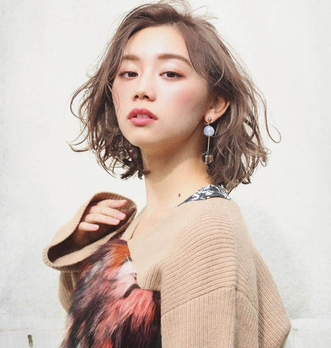 渡部幸也のインスタグラム：「昨日は朝から夜までびっしり、終日ヘアメイクのお仕事に行って来ました💄 大きなスタジオ、たくさんのプロフェッショナルなスタッフさん達とお仕事出来て、とても楽しく仕事させていただきました✨ そして本日もご予約たくさん、本当にありがとうございました😊 明日からはまたサロンで頑張りますので、皆様からのご予約お待ちしていますね🙆‍♂️ よろしくお願いします🙇  #ヘアスタイル #ヘア #髪型 #ヘアカタログ #ヘアセット #ヘアアレンジ #パーマ #カラー #ヘアカラー #hair #恵比寿美容院 #代官山美容室 #代官山美容院 #美容学生 #サロン #中目黒美容室 #中目黒美容院 #恵比寿美容室 #サロンモデル #lala__hair #ヘアメイク #hpb_hair #中目黒 #代官山 #恵比寿 #渋谷 #ar_magazine #murua #emoda #snidel」