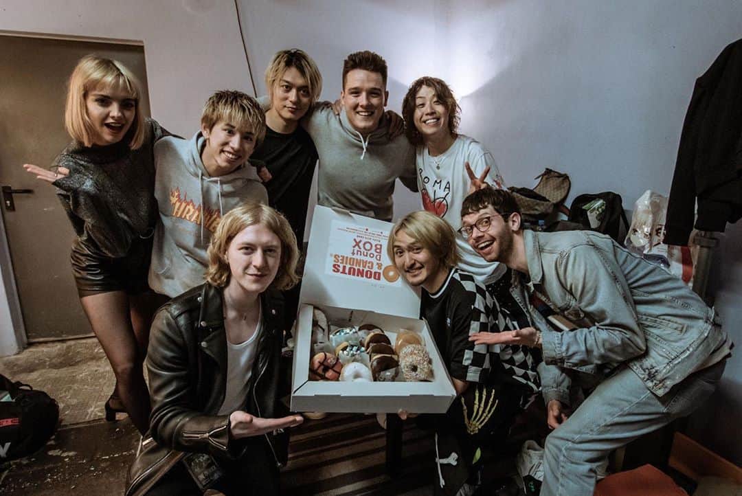Tomoyaさんのインスタグラム写真 - (TomoyaInstagram)「After the show in Munich with @anterosofficial 📸 They are really really really nice band.I love them💛☺️ Thank you for touring with us😎 Hope see you soon!!🌈 アンテロスのみんなは昨日でお別れでした。 めちゃめちゃいいバンドだった！また会えたらいいな☺️ #anteros #munich #🍩」5月23日 20時31分 - tomo_10969