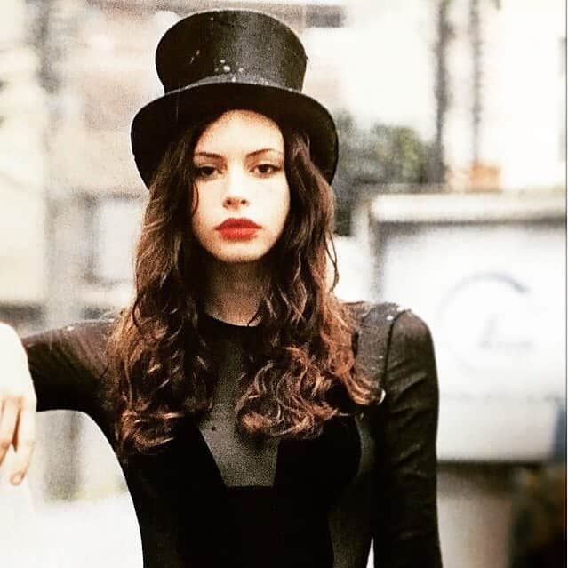 シャーロット・ケンプ・ミュールさんのインスタグラム写真 - (シャーロット・ケンプ・ミュールInstagram)「In london wondering if the Druids had won in that fateful war against the Romans, how modern architecture, religion and fashion would be wildly different today around the world. (A lot more grassy hobbit houses, for one. And more witches.)」5月23日 20時29分 - charlottekempmuhl