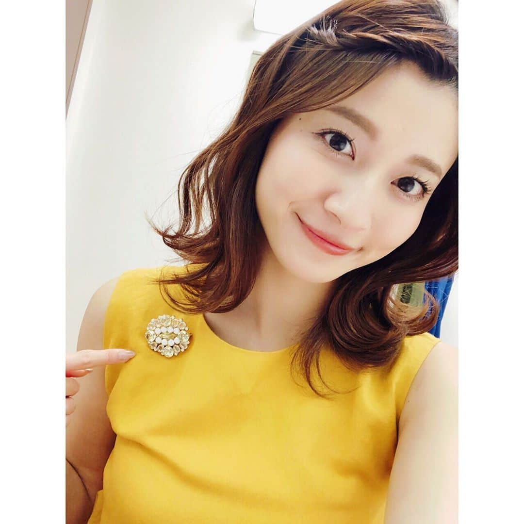 山本里菜さんのインスタグラム写真 - (山本里菜Instagram)「. 爆報の収録でした♬ . . ステキなブローチを付けていただきましたよ💛 . ワンピース→C＋ . #衣装 #爆報theフライデー  #ブローチ #黄色 #ヘアアレンジ」5月23日 20時39分 - rinayamamoto_0622