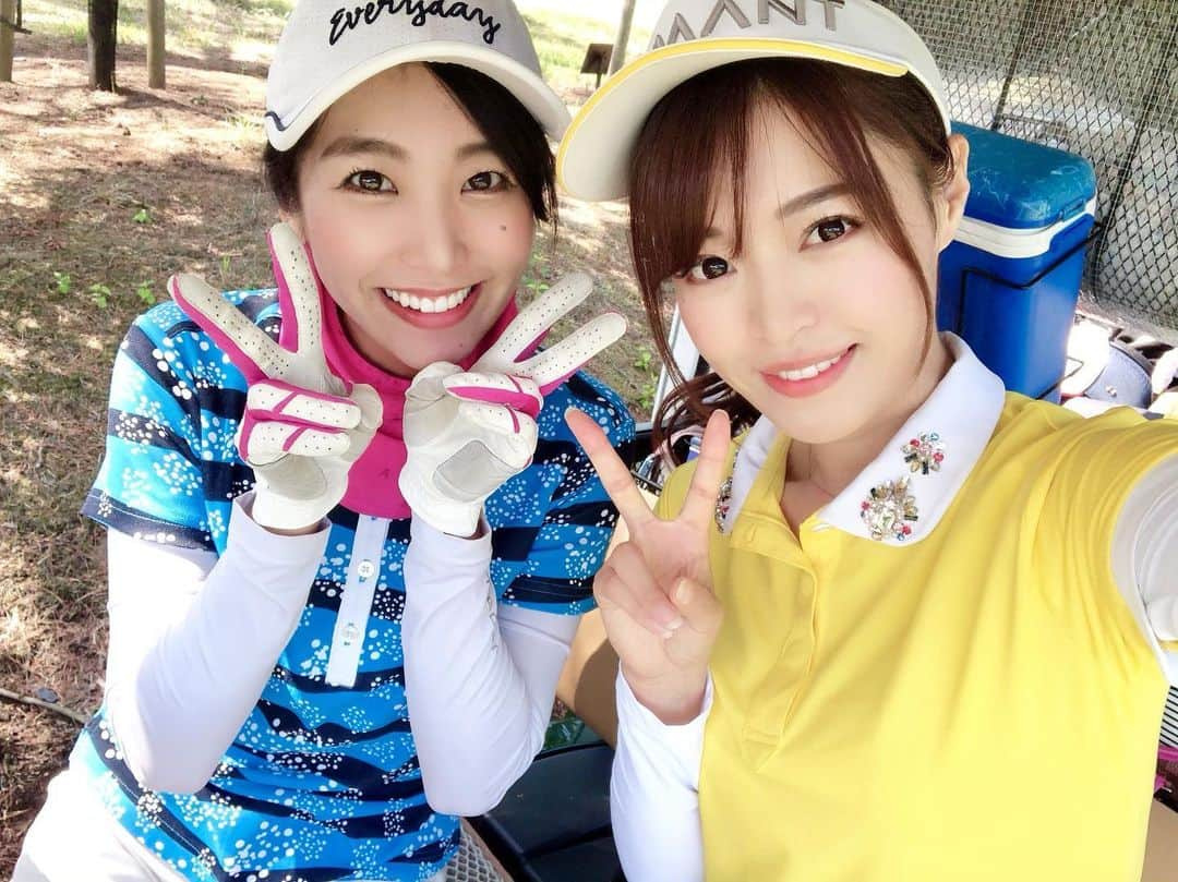 高橋としみさんのインスタグラム写真 - (高橋としみInstagram)「今日は @koukenoa.golf ちゃんと 定期ラウンド⛳️✨✨ 今日もドラマがいっぱいあって 面白かった（笑） . そして #東松山カントリークラブ の レギュラーは難しかった🙄 . @koukenoa.golf ちゃん ゴルフインスタ始めたよー🏌️‍♀️ 上手いスウィングは要チェック🤔 . ウェアは @aimantgolf_official  ツイードの上下かわいい❤️ ゴルフ場に来た格好でゴルフ出来る😁 . #ゴルフ#ゴルフ女子#エマンゴルフ #ゴルフスイング」5月23日 20時40分 - toshimi_1002