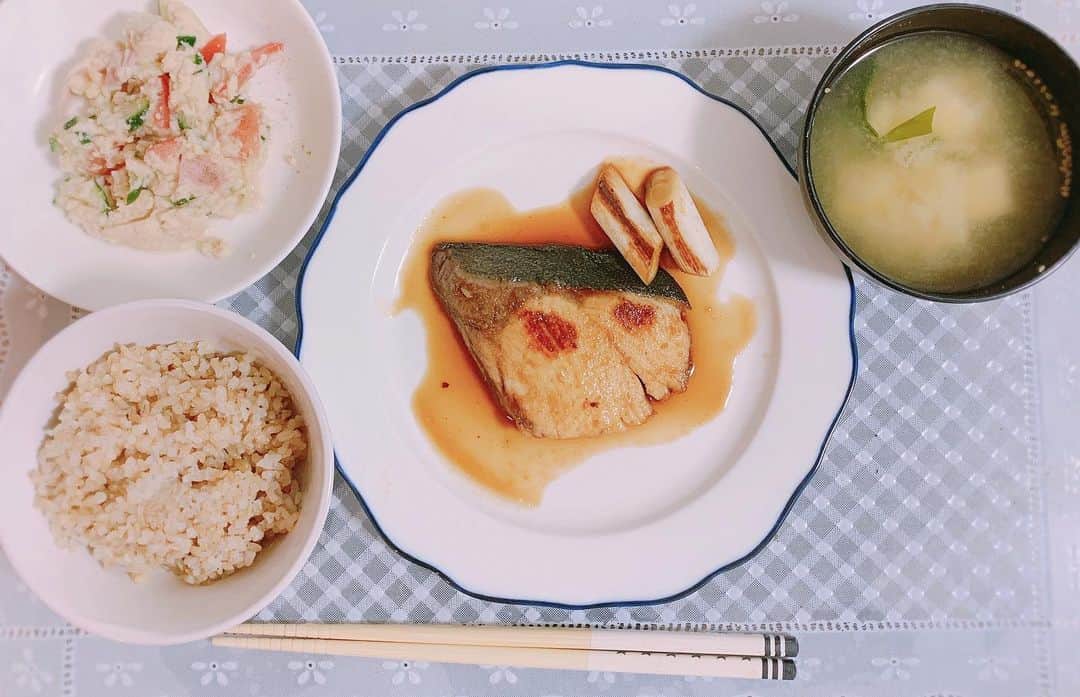 桐生美希さんのインスタグラム写真 - (桐生美希Instagram)「ブリの照り焼き おからのポテトサラダ風 お味噌汁 発芽玄米  おからのポテトサラダ風 →おからパウダーに少しずつお水を入れる。 まとまってきたら、細切りにしたキュウリとハム、トマト お酢大さじ2杯、マヨネーズ大さじ1か2(味を見ながら)、白だし大さじ1、塩、胡椒、お砂糖小さじ1  じゃがいもを使ったポテトサラダより大幅にカロリーも糖質も抑えれる上味もグッド(о´∀`о)💖普通にポテサラ！ お酢を多めに入れるとマヨネーズと塩分節約できます💪 冷蔵庫に余った野菜とか何入れても大体美味しく食べれるからおこらパウダーのレシピのなかでもかなり出番高い！おすすめです💪  #japanesefood #healthyrecipes #今日の献立#自炊女子 #ヘルシーごはん#cookingram #酵素玄米#発芽玄米#乳酸菌#ビーガン#ダイエットアドバイザー#サイリウム#サイリウムハスク#おからパウダー#ぶりの照り焼き #おからポテトサラダ#豆乳レシピ #ダイエットレシピ#カフェご飯 #痩せちゃうごはん」5月23日 20時34分 - raita_miyu