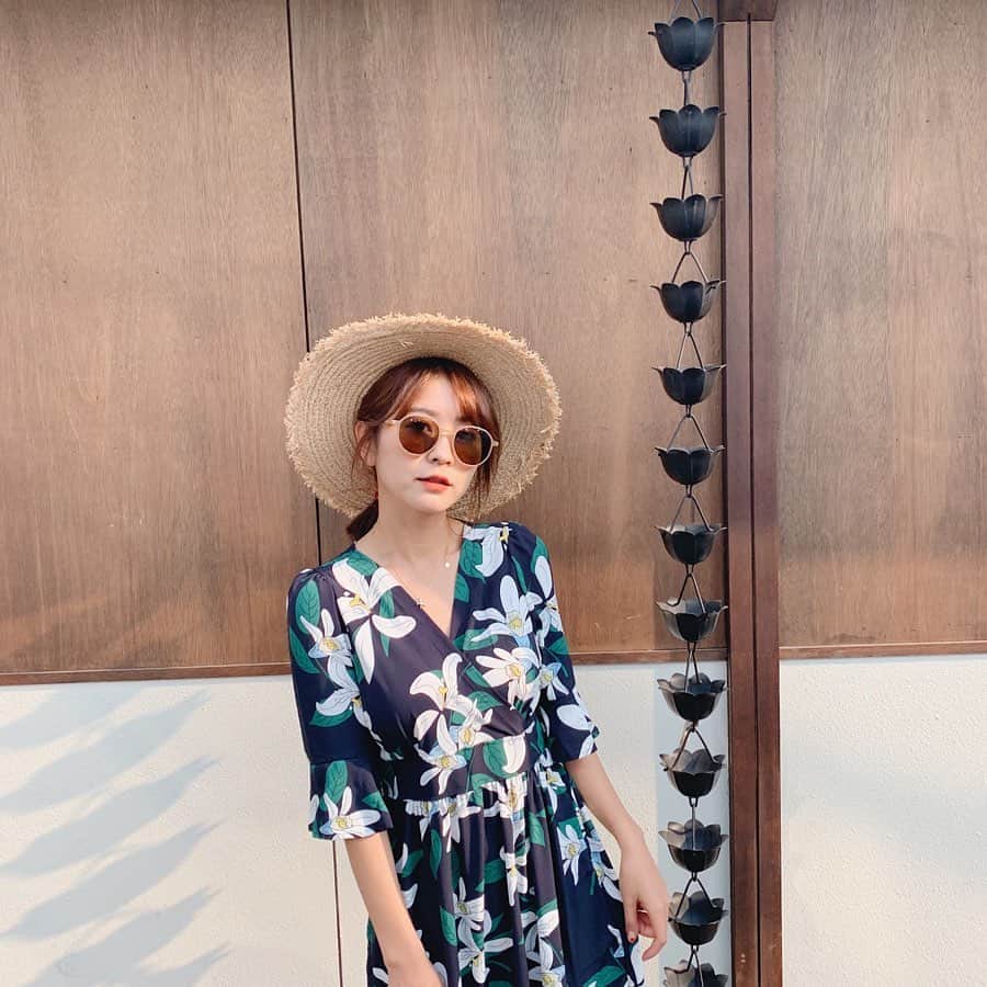郭圈圈さんのインスタグラム写真 - (郭圈圈Instagram)「其實看不太懂旁邊這是什麼東東😆 . . . . . . . . . . . .  #leainseoul#lea_korea#lea_outfit #ootd#style#outfit#bloggerstyle#ootdshare#ootdfashion#ootdstyle#ootdguide#ootdtaiwan#stylegram#ootdmagazine#personalstyle#lookoftheday#springlook#seoul#seoulcafe#seoulstreet#カフェ#韓國首爾#益善洞#ikseondong#seoulcoffee #圈圈去韓國🇰🇷」5月23日 20時35分 - helloiamlea