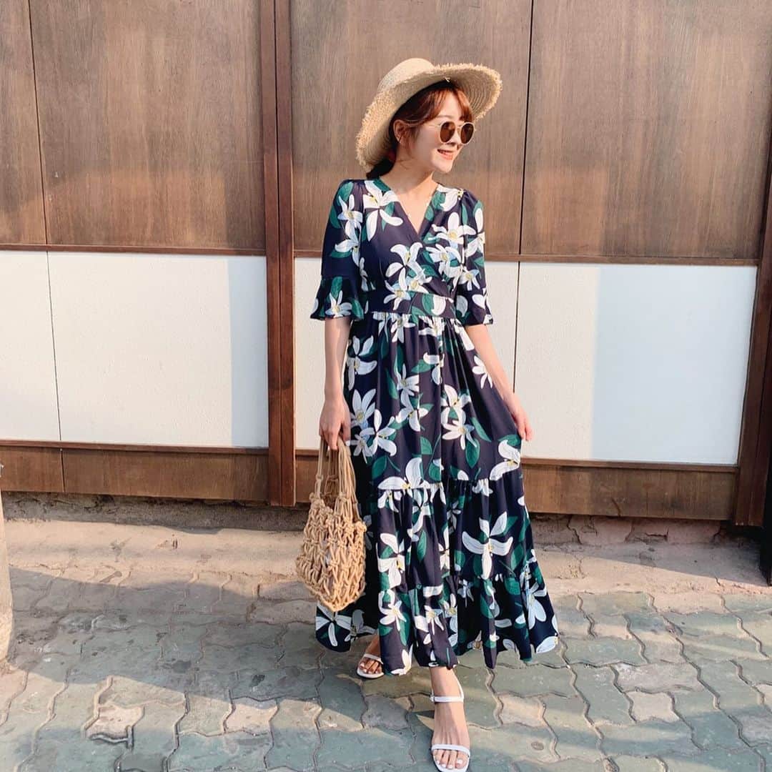 郭圈圈さんのインスタグラム写真 - (郭圈圈Instagram)「其實看不太懂旁邊這是什麼東東😆 . . . . . . . . . . . .  #leainseoul#lea_korea#lea_outfit #ootd#style#outfit#bloggerstyle#ootdshare#ootdfashion#ootdstyle#ootdguide#ootdtaiwan#stylegram#ootdmagazine#personalstyle#lookoftheday#springlook#seoul#seoulcafe#seoulstreet#カフェ#韓國首爾#益善洞#ikseondong#seoulcoffee #圈圈去韓國🇰🇷」5月23日 20時35分 - helloiamlea