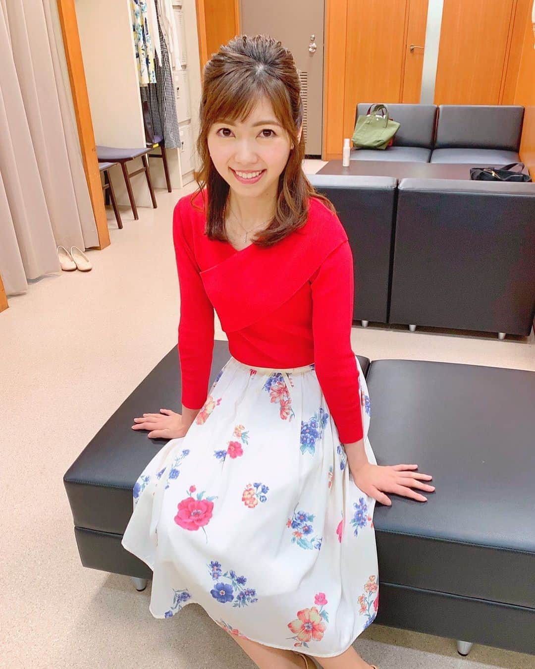 川又智菜美のインスタグラム：「はやドキ🌟﻿ 見てくださった方、ありがとうございました💕﻿ ﻿ 今日のオンエアの中で#大英博物館 での﻿ #マンガ展 についてお伝えしたんですが…﻿ ﻿ #スラムダンク も展示されるということで、﻿ スラムダンク愛を語らせていただきました💓笑﻿ ﻿ #tbs #はやドキ #アナウンサー #セントフォース﻿﻿﻿ #川又智菜美 #衣装 #赤ニット #花柄スカート﻿」