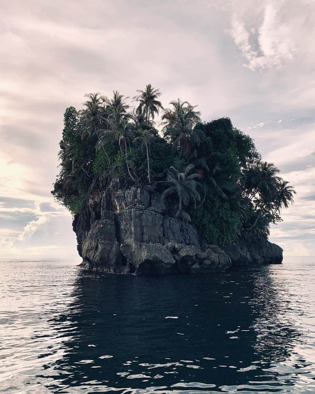 ローラ・エンバーさんのインスタグラム写真 - (ローラ・エンバーInstagram)「This little island was something special 😍 Owned by the birds and the sea snakes. Thanks for having us | @flickpalmateer @alessaquizon」5月23日 20時36分 - lauraenever