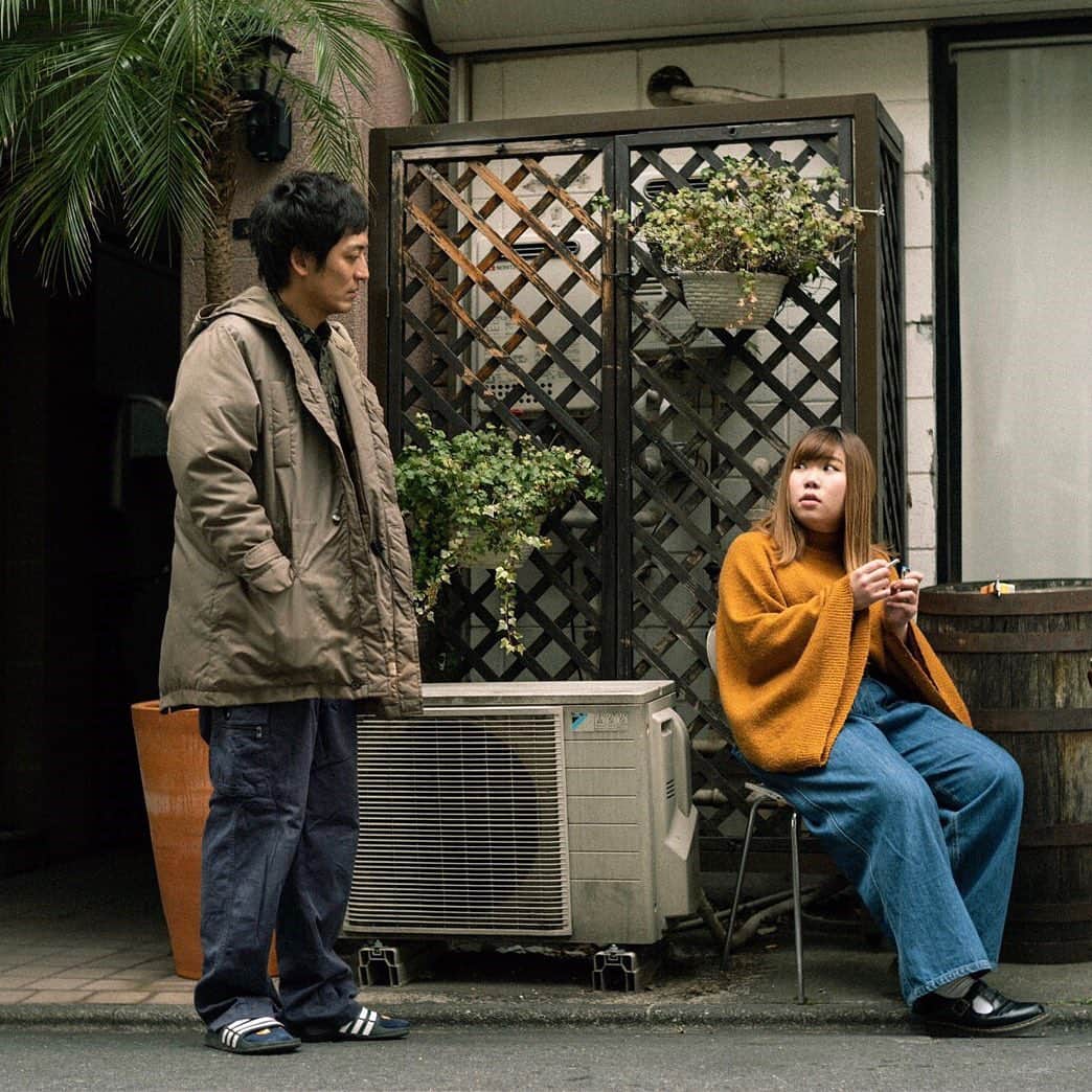 のインスタグラム：「えっ… 煙草吸うてるやん えっ…ほんでバイトは？  #18時からバイトって言うてたのに #スーパーに向かって歩いてたら #散髪屋の裏の喫煙所で煙草吸うてた #３ヶ月前にやめたって言うてたのに #「バイトは？」より先に #「煙草吸うてるやん！」が先に出た #ほんで何してんの？ #へらへら笑いながら「別にええやん」 #なんか動悸がしてきた #哀愁一コマ芝居」