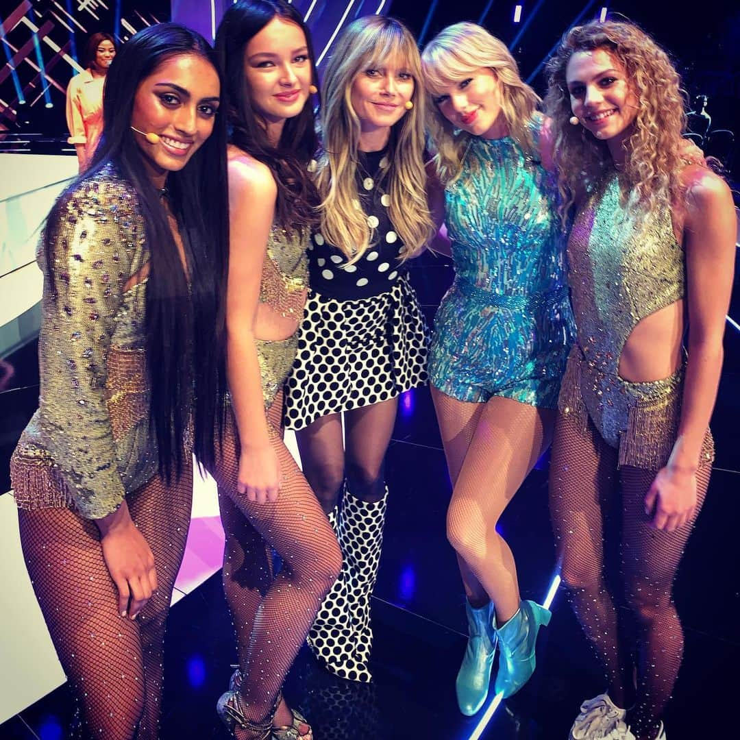 ハイディ・クルムさんのインスタグラム写真 - (ハイディ・クルムInstagram)「WE LOVE YOU @taylorswift 💜 Überraschung gelungen ! #ichbingntm2019」5月23日 20時41分 - heidiklum