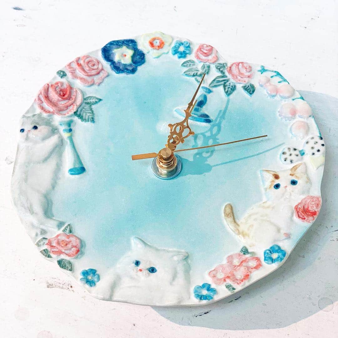 のインスタグラム：「・ 青い空、みたいなブルー ・ チクタク時を刻む 卓上サイズの陶器の時計🐱🌼 うつわやみたす(@utsuwayamitasu )さんとの 新作コラボレーションアイテムです ・ ・ 5/31(金)〜6/2(日) フランシュリッペ新宿マルイ店 『リッペテキスタイルパーティー』で販売します ・ Price ￥20,000＋Tax ・ #franchelippee #フランシュリッペ #うつわやみたす #うつわ #陶器 #陶器市 #ねこ #にゃんこ #ネコ #猫 #時計 #テキスタイル #poterie #ceramics #potter #ceramique #handcrafted #textiledesign #textile #新宿マルイ4階」