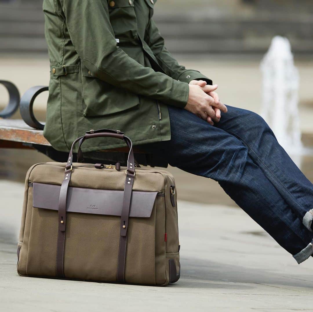 ジョンチャップマンのインスタグラム：「Perfect #fathersday #giftideas the Helmsdale #holdall 10% #promotion this week #madeinengland #handcrafted #bags #luggage #canvas #menswear #menstyle #mensfashion #mensstyle」