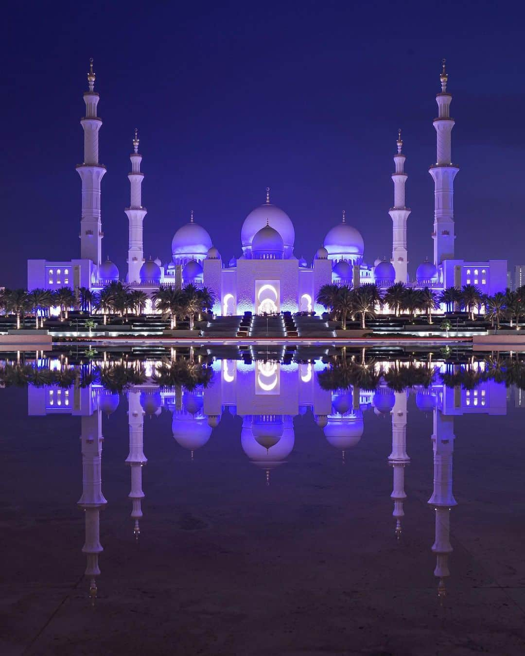 田島知華さんのインスタグラム写真 - (田島知華Instagram)「【UAE🇦🇪Abu Dhabi】I really love this mosque! “Sheikh Zayed Grand Mosque” (シェイク・ザイード・グランド・モスク)  これ以上に美しいモスクに出会ったことがないと 断言できるほどに魅了された場所。 前回来たときは夜のライトアップを見られなかったので 今回は夕暮れからしっかり時間を取って堪能しました✨  そして…UAEの更新が続いていますが 今日からトルコ取材に来ています◎ ストーリーズに投稿しているので見てみてください✈️ Copyright © TAJIHARU  PENTAX K-1 MarkⅡ  HD PENTAX-D FA 28-105mmF3.5-5.6ED DC WR _ #たじはるトリップ #TAJIHARU_uae #アラブ首長国連邦 #アブダビ #ドバイ #中東 #シェイクザイードグランドモスク #unitedarabemirates #uae #abudhabi #dubai #SheikhZayedGrandMosque #visitabudhabi #visitdubai #wonderful_places #beautifuldestinations #beautifulplace #earthpix #discoverglobe #discoverearth」5月23日 20時56分 - haruka_tajima