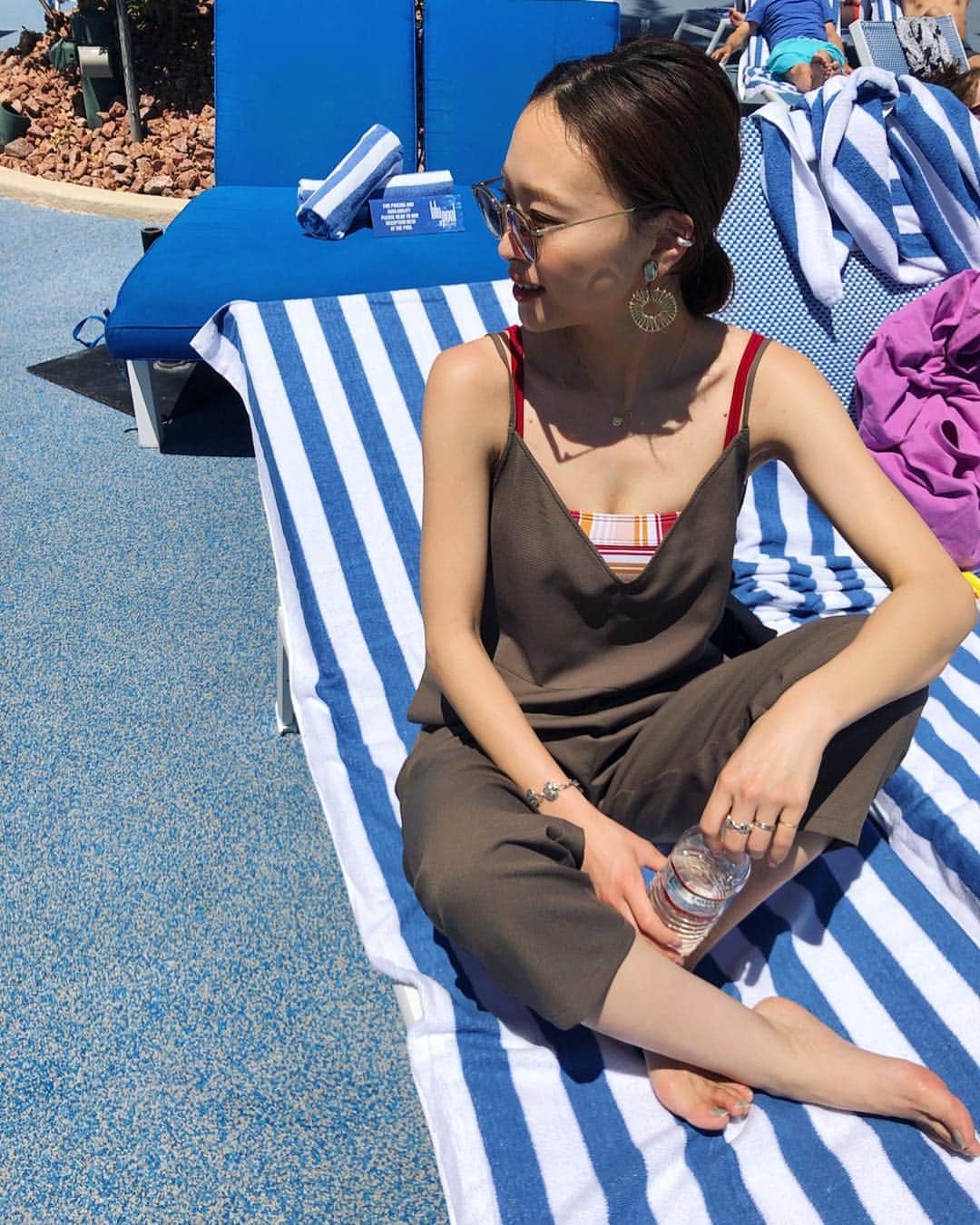 のインスタグラム：「今日からWaiのサイトが公開🥺💕（プロフィールにも貼ってます🤘🏻）そしてこれはメッシュのサロペット！ ほーんとに着てないみたいな軽さ👏後ろの紐をわざと長い飾り紐にしてるよ。ポイントでタグとポケットのステッチはネオンカラー。背中の開きも水着が見える様にわざと広めにしてます🤔 シワになりにくいから畳んでしまってこれも水着からサッと着て行けるやつ！透けないし普段着にもいい！シルエットも良きなのでまたアップします☺️ メッシュのバッグもWaiで作ったもの。 オーガンジーと重ねていて軽いので使いやすい😚 フェスでも使えそうー😚 すでにこの前アップしてたブラウスがwebでは完売していて、私も確認します😭🙏❤️ありがとうございます😭💕 #shipswomen  #wai_ships #swim #swimwear」