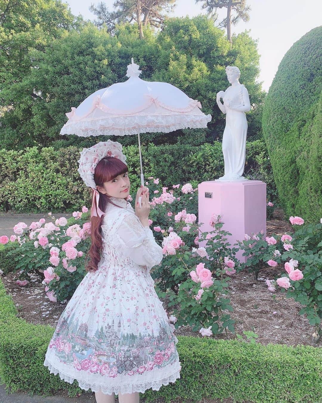 青木美沙子さんのインスタグラム写真 - (青木美沙子Instagram)「メタモルフォーゼさん着た🌹 #バラ園 #ロリータファッション」5月23日 20時52分 - misakoaoki