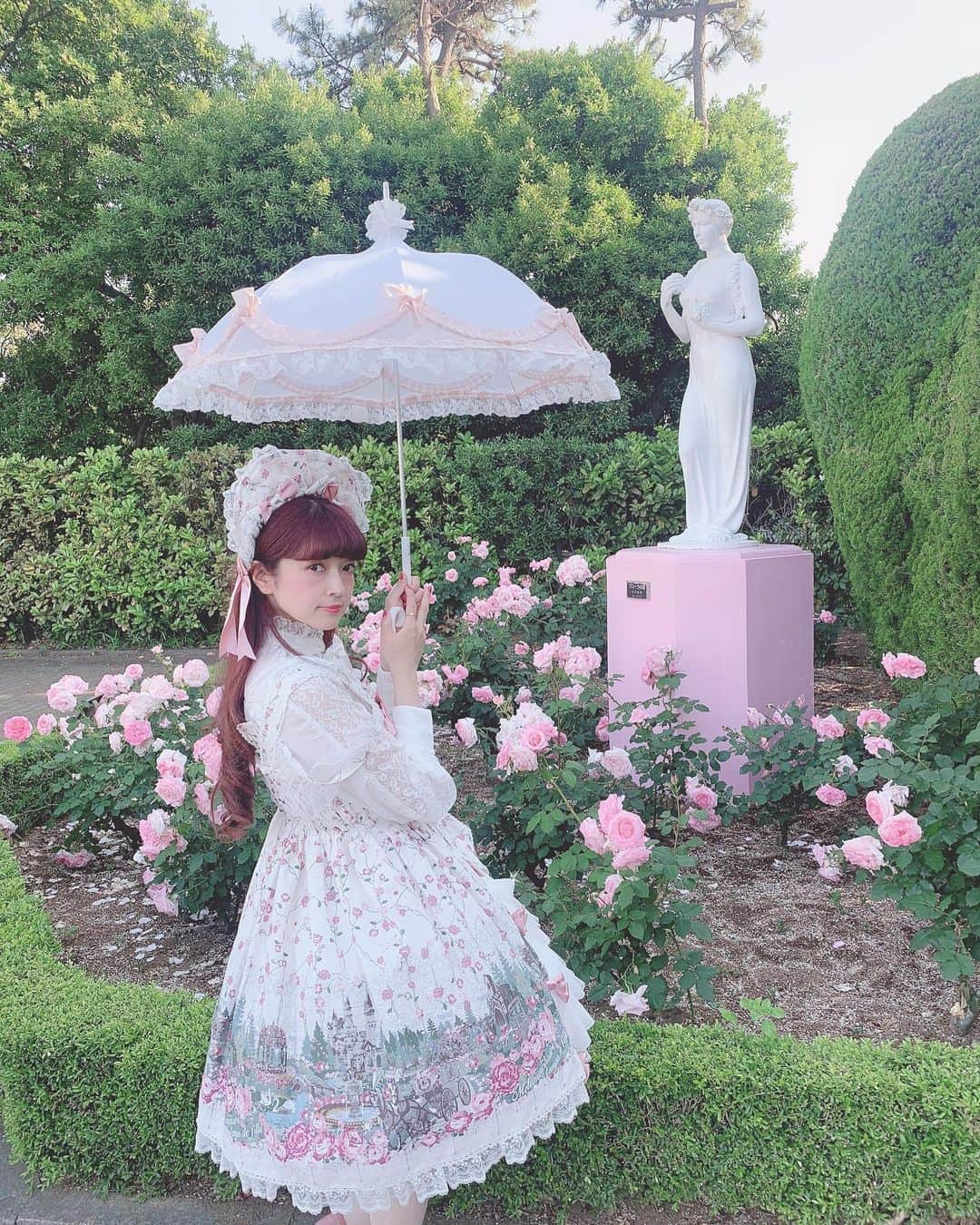 青木美沙子さんのインスタグラム写真 - (青木美沙子Instagram)「メタモルフォーゼさん着た🌹 #バラ園 #ロリータファッション」5月23日 20時52分 - misakoaoki