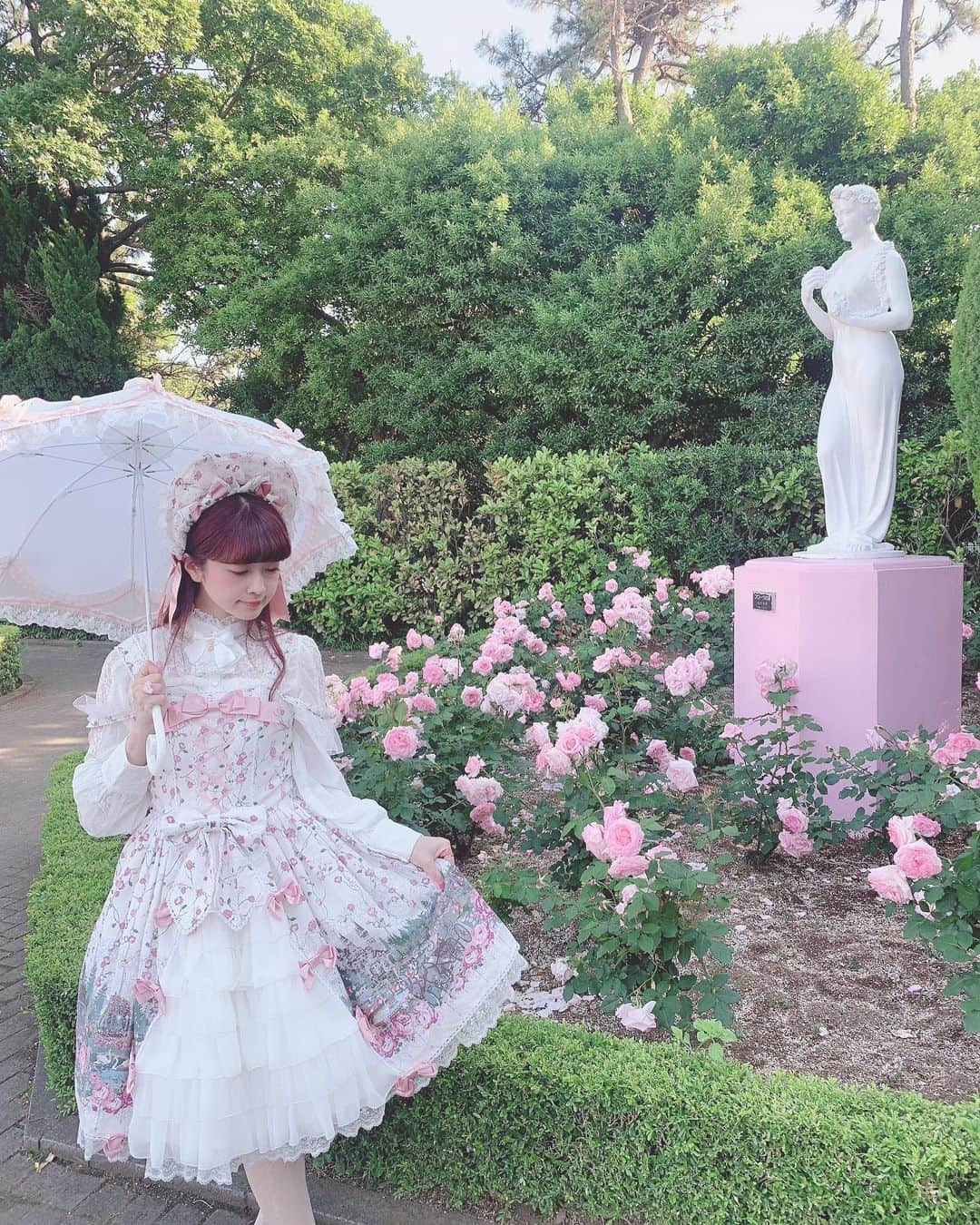 青木美沙子さんのインスタグラム写真 - (青木美沙子Instagram)「メタモルフォーゼさん着た🌹 #バラ園 #ロリータファッション」5月23日 20時52分 - misakoaoki