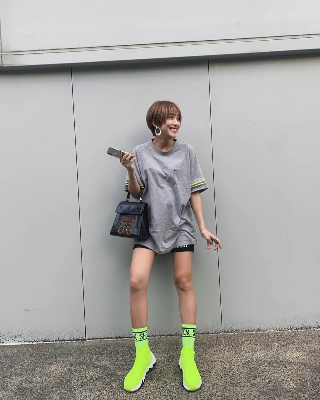 森暖奈さんのインスタグラム写真 - (森暖奈Instagram)「ハーフレギンス、ソックス、スニーカーすべて @bershkacollection 💚 Tシャツはパパの😛😂 鏡見たらただの少年だったので、バッグだけは女性らしいのを選びました。笑 #目チカチカするこの背景 #3枚目ポージングのキモさが絶妙 #マタニティコーデ」5月23日 20時53分 - moriharuna71