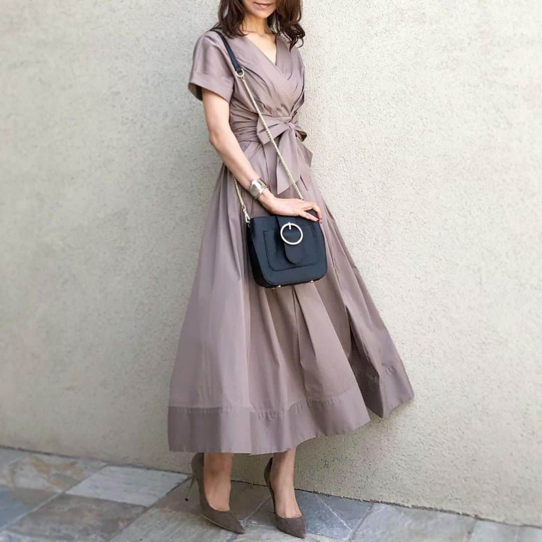 akko3839さんのインスタグラム写真 - (akko3839Instagram)「﻿ ﻿ ﻿ 美シルエットな﻿ カシュクールワンピ﻿ ﻿ ワンポイントは﻿ @_lleather_ のチェーンバッグ﻿ ﻿ ﻿ ﻿ ﻿ ﻿ one-piece @doublestandard_official﻿ bag @_lleather_ ﻿ pumps @jimmychoo﻿ ﻿ ﻿ ﻿ ﻿ #バッグ#bag#鞄#かばん#トレンドファッション#コーデ#ootd#レザーバッグ#革#革小物#革バッグ#レザークラフト#本革#ファッション﻿ #leather#leatherbag#lleather#ダブスタ#ワンピース#ワンピ﻿」5月23日 20時54分 - akko3839