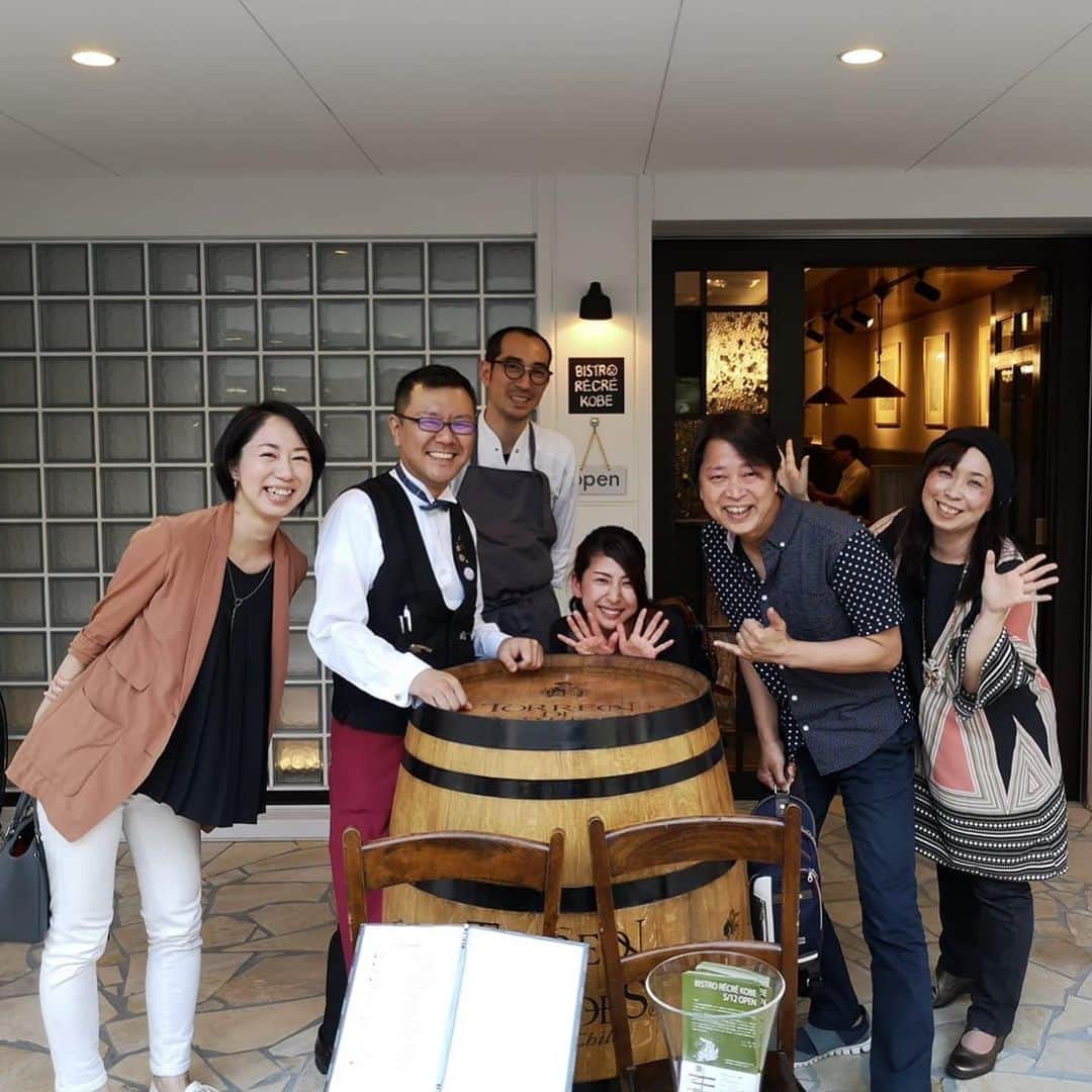 中野耕史のインスタグラム：「鯉川筋のコープの近くに最近できたお店Bistro RECRE KOBEに行ってきました🥂 午後4時にお邪魔したのですが、早い時間から続々とお客様が来て、それぞれに笑顔笑顔😊😊😊 ソムリエ瀬戸さんとシェフ鈴木さんのホスピタリティで居心地が良い♪ お料理も子羊のローストが絶品！ 自家製のパテも病みつきになるポテトも、好みを聴いてセレクトしてくれるワインと素晴らしいマリアージュ🍷 素敵なお店ですよ😊 ご馳走さまでした！ #bistrorecrekobe #神戸」