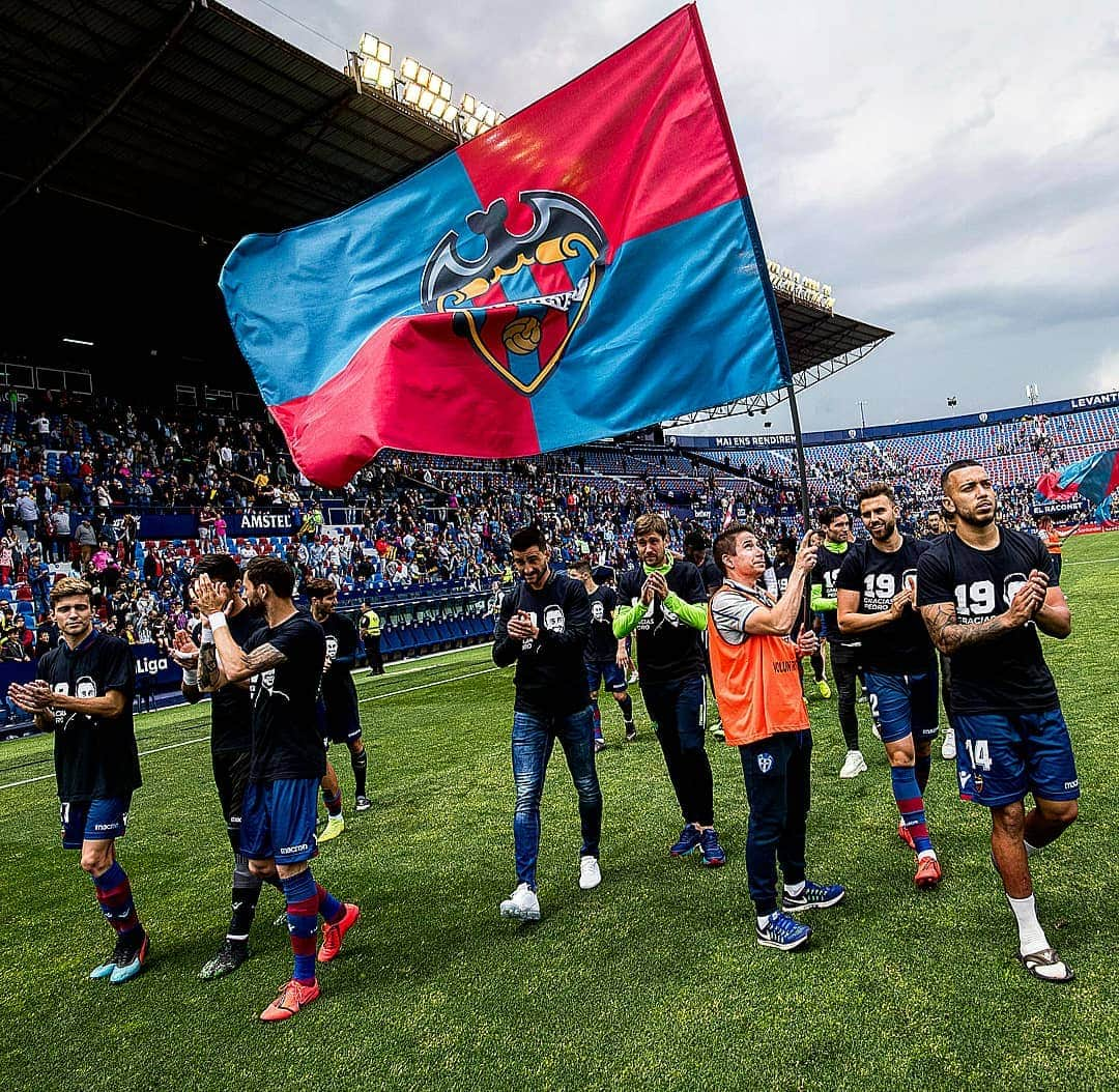 レバンテUDさんのインスタグラム写真 - (レバンテUDInstagram)「💙❤✌ ---- #LevanteUD #Laliga #LaLigaSantander #ElClubQuePortemAlCor #MachoLevante #futbol #football #OrgullGranota 🐸」5月23日 20時59分 - levanteud