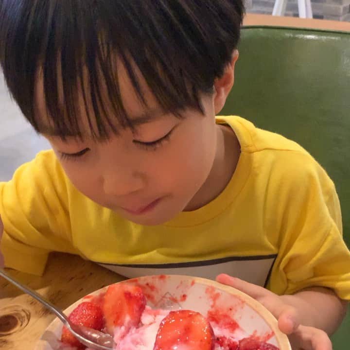 新原愛加のインスタグラム：「. おいしそうにたべるなぁ🍧  #カンタ成長記録 #4歳男の子 #男の子 #男の子ママ #boys #boysmom #아들스타그램 #아들 #아들맘」