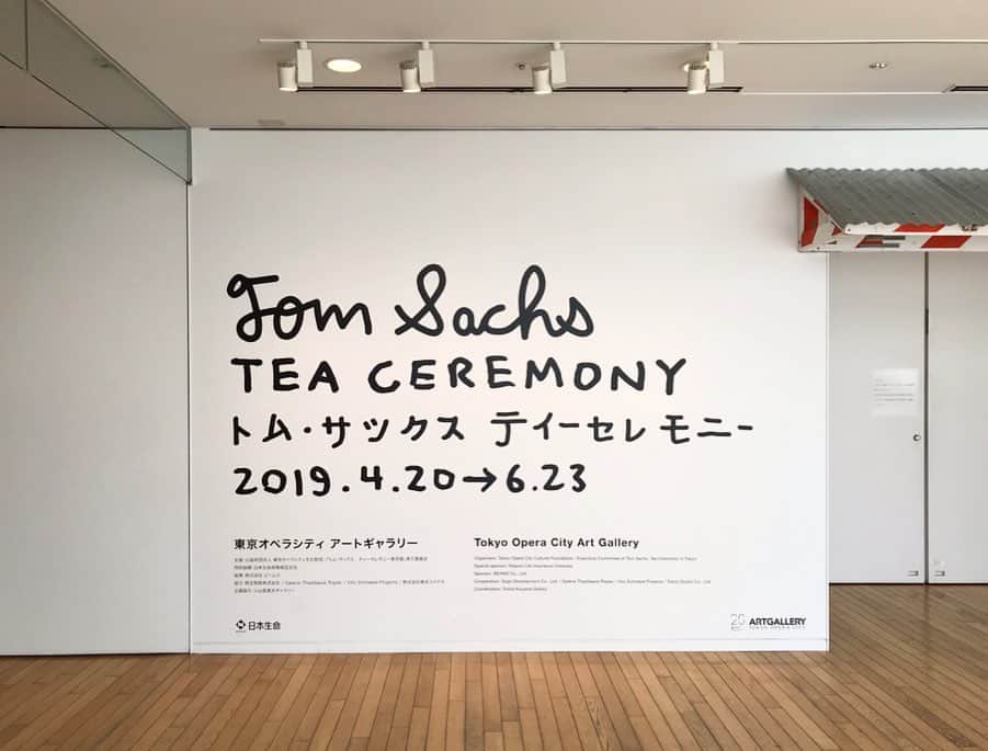 nostos booksさんのインスタグラム写真 - (nostos booksInstagram)「東京オペラシティアートギャラリーで開催中の「トム・サックス ティーセレモニー」を観に行ってきました。 ﻿ ﻿ 「来るべき未来のための茶会」をテーマにした今回の展示。2045年シンギュラリティ(AIが人間の知能を上回る現象)が起こり、膨大な余暇を手に入れた人間が、宇宙旅行中に暇を持て余す最適な方法として氏が選んだのは、日本のお茶会。﻿﻿﻿ ﻿﻿﻿ 千利休の精神を引き継ぎ、オリジナルでデザインした茶道具や茶室をはじめ、イサム・ノグチの作品をダンボールで再現したオブジェなどを展示。﻿﻿﻿ ﻿﻿﻿ 自動でお茶を点ててくれる茶筅や、オレオのお茶菓子、手水のコーナーに設置されたハンドソープなど、日本の茶道の常識を知っているからこそ斬新で、茶会なのに宇宙的という不思議な感覚に陥りました。国外で展示したらどんな反応なんだろう。﻿﻿﻿ ﻿﻿﻿ 個人的に、展示会場に入ってすぐの一室で上映されている映像作品はぜひ観ていただきたいです！ ﻿﻿﻿ ﻿﻿﻿ 東京オペラシティーギャラリーでの展示は6月23日まで。小山登美夫ギャラリーでも今週末までトムサックスの展示が観れますよ。﻿﻿﻿ ﻿﻿﻿ ﻿﻿﻿ #トムサックス #東京オペラシティアートギャラリー﻿﻿﻿ #nostosbooks #本屋 #書店 #bookstore#bookshop #本 #book #books #読書 #本好き #本が好き #世田谷線 #松陰神社前」5月23日 21時02分 - nostosbooks