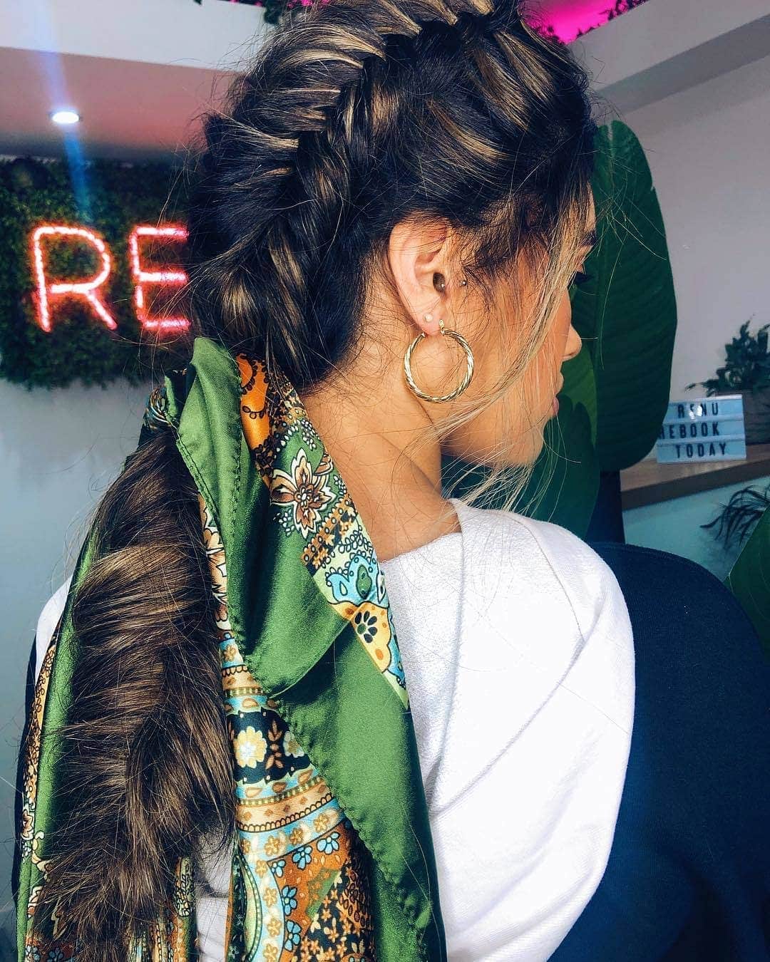 ghd hairさんのインスタグラム写真 - (ghd hairInstagram)「Chunky braids + a silky hair scarf = summer 2019 LOOK 🌴✨👏 @renuhairstudio  #ghd #ghdhairpro #hairbraids #hairinspo」5月23日 21時04分 - ghdhair