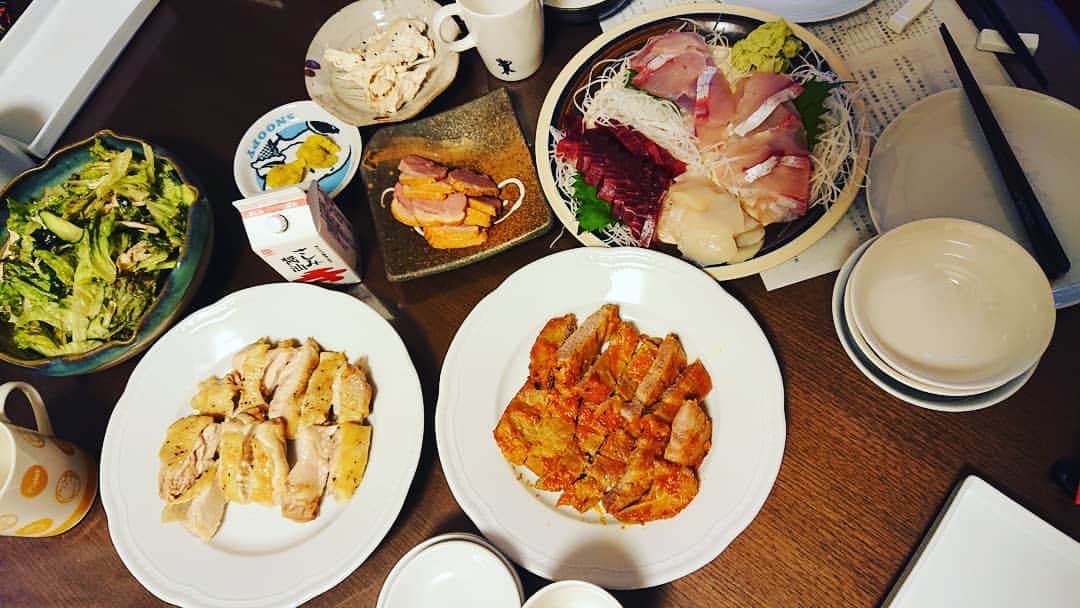 飯田亜希子さんのインスタグラム写真 - (飯田亜希子Instagram)「* 肉(鶏もも肉)・肉(鶏むね肉)・肉(豚肉)・肉(鴨肉)・魚(お刺身)・サラダ・などなど…🍗🥩🍖🥓🥗 * お腹いっぱい😆ありがとう〜😊🙏✨ * #アスリートご飯 ？#お家ご飯#肉ざんまい#😄 #食べ盛り な#息子 達 #プラス#娘 #ごちそう#晩ごはん#ごちそうさまでした#🙏#大切な #ママ友 #ママ#ママモデル#モデル #mama#mamamodel#model」5月23日 21時04分 - akki_idea