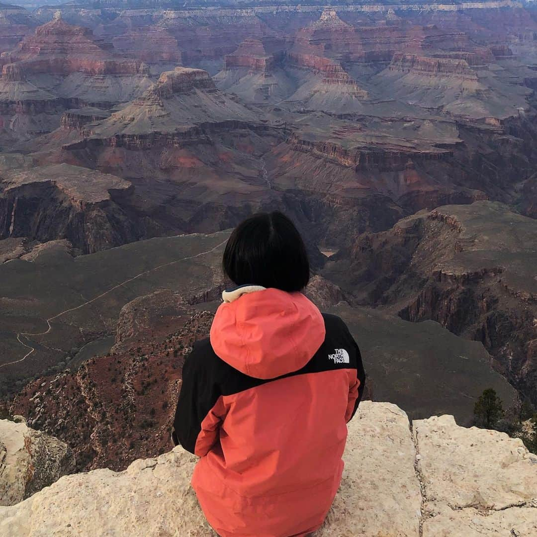 塩見珠希さんのインスタグラム写真 - (塩見珠希Instagram)「グランドキャニオン🇺🇸 わあ…(無言) ってくらい雄大な景色でした。 寒すぎて、日の出見に行くの諦めたことは内緒🤫 ・ #旅 #グランドキャニオン #grandcanyon  #アメリカ #america  #northface  #バックパッカー #バックパッカー女子  #backpack #タビジョ #女子旅」5月23日 21時15分 - _shiomi6