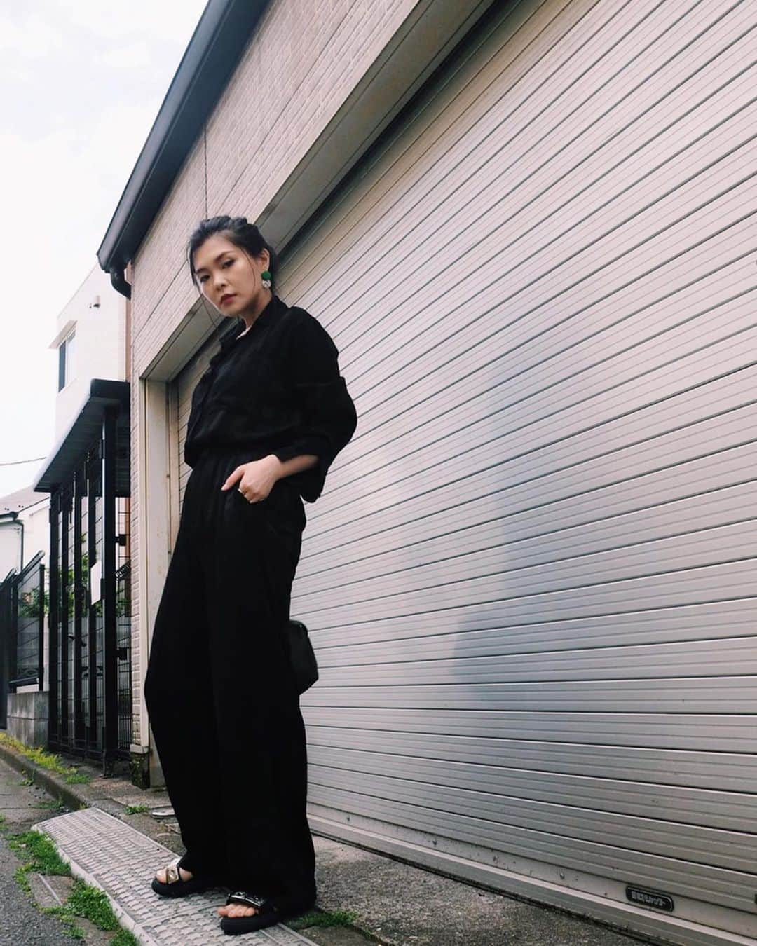 橘佳奈さんのインスタグラム写真 - (橘佳奈Instagram)「🌚☕️🎱🎧🎬🖤 _ セットアップとして着ているのは、@sly_official  やっとやっとこれだけで着れた。 _ ちなみにバッグもiPhoneケースも黒📱 まっくろだ。 _ #sly #実は上下共に #stripe なんですよ🙄」5月23日 21時14分 - tachibana__kana