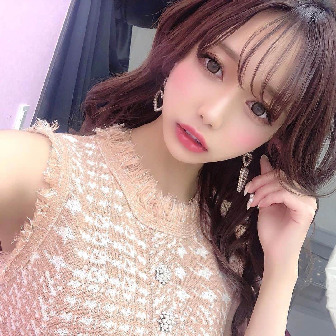 のインスタグラム：「マツエク変えてきた🌈 今回もマツエクは @yumena_rgrace さんにお願いしてきた💗 デザインは毎回変えてるんだけど今回神的に良い✨✨✨ いつもありがとうございます❤️❤️ Dカール9.10.11cm  #セルフィー #韓国メイク #nike #アッシュグレー #ブルージュ #マツエク #マツエクデザイン #マツエクサロン #まつ毛エクステ #まつ毛 #表参道 #表参道サロン #rgrace表参道 #selfie #セルカ #メイクアップ #お嬢様コーデ #omotesando #韓国コーデ #韓国ファッション #シースルーバング #パープルアッシュ」