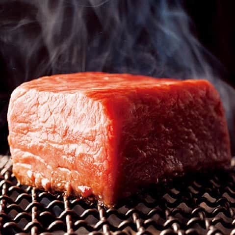 東京カレンダーさんのインスタグラム写真 - (東京カレンダーInstagram)「今夜は肉！な気分のときにはこちらの店へどうぞ。 看板メニューは「肉塊“ロック”ステーキ」。 岩の如き塊肉を、遠赤外線の効果を利用して炙り焼くので、旨みを外に逃さない。まずは岩塩だけで肉本来の味と炭火の香りを楽しみたい。 #東京カレンダー #東カレ #tokyocalendar #steak #肉 #焼肉 #中目黒 #うしごろバンビーナカルボーネ #ロックステーキ」5月23日 21時08分 - tokyocalendar