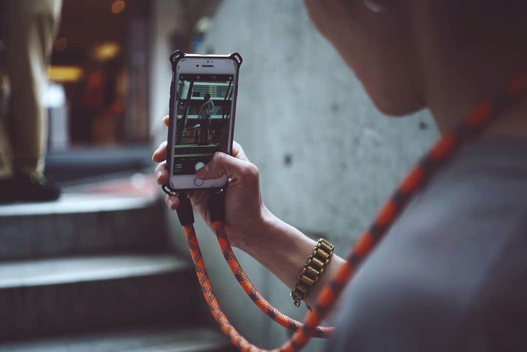 FREAK'S STORE渋谷さんのインスタグラム写真 - (FREAK'S STORE渋谷Instagram)「【 YOSEMITE MOBILE STRAP 】﻿﻿﻿﻿﻿﻿﻿﻿﻿﻿﻿﻿﻿﻿﻿﻿﻿﻿﻿ ﻿﻿﻿﻿﻿﻿﻿﻿ クライミングロープを使った堅牢なデザインで、カメラを愛するアウトドアズマンの中で今や定番となっている﻿﻿﻿ 「YOSEMITE CAMERA STRAP」が、iPhoneケース付きのスマホストラップになって登場。﻿﻿﻿ ﻿﻿﻿ 耐衝撃性のiPhoneケースとストラップがセットになり、スマホをサッと使えて、両手が開く便利なアイテムです。﻿﻿﻿ ﻿﻿﻿ フリークスストアオンラインでは先行販売を実施しており、渋谷店では5月25日(土)の発売となります。﻿﻿﻿ ﻿﻿﻿ ［ item ］﻿﻿﻿﻿﻿﻿﻿﻿﻿﻿﻿﻿﻿﻿﻿﻿﻿﻿﻿ ﻿ YOSEMITE MOBILE STRAP for iPhoneX/XS﻿﻿﻿ no.869-000-0﻿036-0﻿﻿﻿ size: 120cm, 130cm﻿﻿﻿ ¥6,800+tax ﻿﻿﻿﻿﻿﻿﻿﻿﻿﻿﻿﻿﻿﻿﻿﻿﻿﻿﻿ ﻿﻿﻿ YOSEMITE MOBILE STRAP for iPhone7/8 ﻿﻿﻿ no.869-000-0﻿035-0﻿﻿﻿ size: 120cm, 130cm﻿﻿﻿ ¥6,800+tax ﻿﻿﻿﻿﻿﻿﻿﻿﻿﻿﻿﻿﻿﻿﻿﻿﻿﻿﻿ ﻿﻿﻿﻿﻿﻿﻿﻿﻿﻿﻿﻿ @yosemitecamerastrap_store ﻿﻿﻿ ﻿﻿﻿﻿﻿﻿﻿﻿﻿﻿﻿﻿﻿﻿﻿﻿﻿﻿﻿﻿﻿﻿﻿﻿ #yosemitecamerastrap ﻿﻿﻿ #freaksstore #freaksstore19ss ﻿﻿﻿﻿﻿﻿﻿﻿﻿﻿﻿﻿﻿﻿﻿﻿﻿﻿﻿ #freaksstore_shibuya_mens﻿﻿﻿﻿﻿﻿﻿﻿﻿﻿ #フリークスストア渋谷」5月23日 21時09分 - freaksstore_shibuya