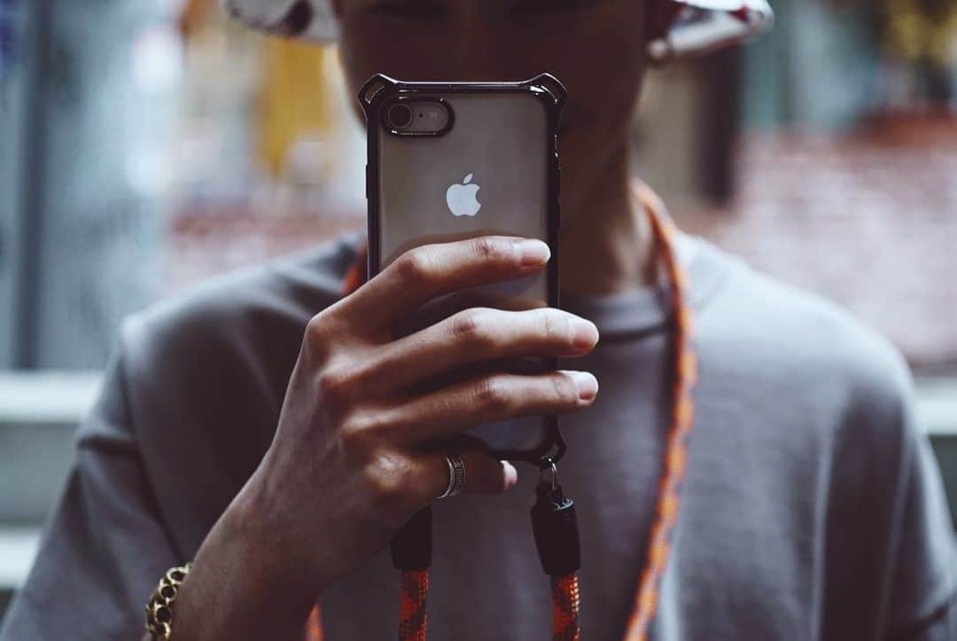 FREAK'S STORE渋谷さんのインスタグラム写真 - (FREAK'S STORE渋谷Instagram)「【 YOSEMITE MOBILE STRAP 】﻿﻿﻿﻿﻿﻿﻿﻿﻿﻿﻿﻿﻿﻿﻿﻿﻿﻿﻿ ﻿﻿﻿﻿﻿﻿﻿﻿ クライミングロープを使った堅牢なデザインで、カメラを愛するアウトドアズマンの中で今や定番となっている﻿﻿﻿ 「YOSEMITE CAMERA STRAP」が、iPhoneケース付きのスマホストラップになって登場。﻿﻿﻿ ﻿﻿﻿ 耐衝撃性のiPhoneケースとストラップがセットになり、スマホをサッと使えて、両手が開く便利なアイテムです。﻿﻿﻿ ﻿﻿﻿ フリークスストアオンラインでは先行販売を実施しており、渋谷店では5月25日(土)の発売となります。﻿﻿﻿ ﻿﻿﻿ ［ item ］﻿﻿﻿﻿﻿﻿﻿﻿﻿﻿﻿﻿﻿﻿﻿﻿﻿﻿﻿ ﻿ YOSEMITE MOBILE STRAP for iPhoneX/XS﻿﻿﻿ no.869-000-0﻿036-0﻿﻿﻿ size: 120cm, 130cm﻿﻿﻿ ¥6,800+tax ﻿﻿﻿﻿﻿﻿﻿﻿﻿﻿﻿﻿﻿﻿﻿﻿﻿﻿﻿ ﻿﻿﻿ YOSEMITE MOBILE STRAP for iPhone7/8 ﻿﻿﻿ no.869-000-0﻿035-0﻿﻿﻿ size: 120cm, 130cm﻿﻿﻿ ¥6,800+tax ﻿﻿﻿﻿﻿﻿﻿﻿﻿﻿﻿﻿﻿﻿﻿﻿﻿﻿﻿ ﻿﻿﻿﻿﻿﻿﻿﻿﻿﻿﻿﻿ @yosemitecamerastrap_store ﻿﻿﻿ ﻿﻿﻿﻿﻿﻿﻿﻿﻿﻿﻿﻿﻿﻿﻿﻿﻿﻿﻿﻿﻿﻿﻿﻿ #yosemitecamerastrap ﻿﻿﻿ #freaksstore #freaksstore19ss ﻿﻿﻿﻿﻿﻿﻿﻿﻿﻿﻿﻿﻿﻿﻿﻿﻿﻿﻿ #freaksstore_shibuya_mens﻿﻿﻿﻿﻿﻿﻿﻿﻿﻿ #フリークスストア渋谷」5月23日 21時09分 - freaksstore_shibuya