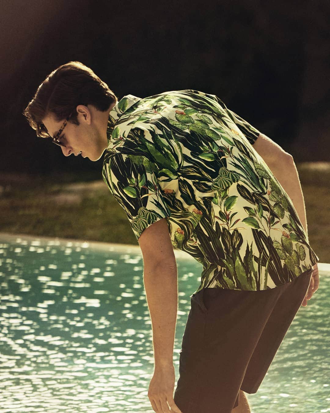 ギーブス&ホークスのインスタグラム：「Out of Office | Get #summerready in Gieves & Hawkes new season casualwear. Shop now via the link in the description.  Model wears Silk Cactus Print Camp Collar Shirt, £195.00 Cotton Linen Chino Shorts, £175.00  #summer #ageofexploration #menswear #menstyle #ootdmen #mensstyle #summerstyle」