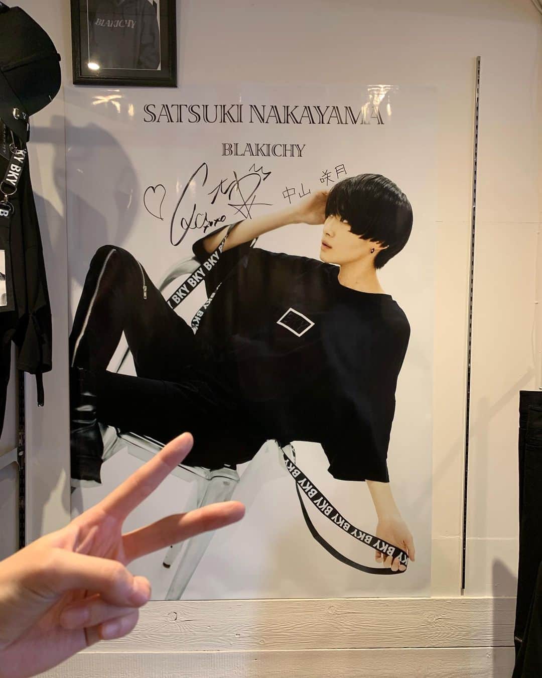 中山咲月さんのインスタグラム写真 - (中山咲月Instagram)「撮影終わりBLAKICHYにサイン書きに行ってきました！ 原宿に行ったらぜひ行ってみてください @blakichy_official  #harajuku」5月23日 21時15分 - nakayama_satsuki