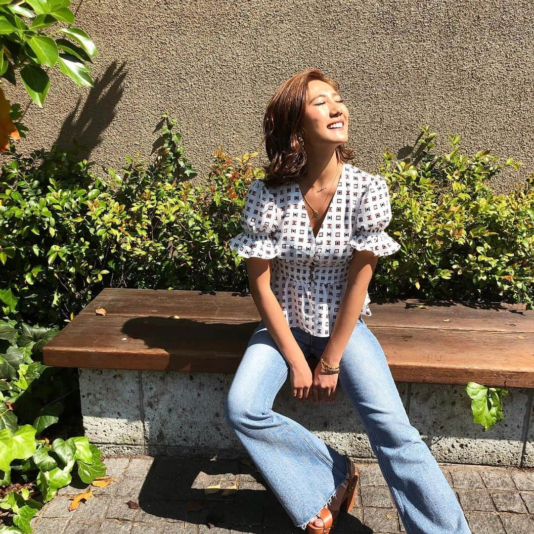 又来綾さんのインスタグラム写真 - (又来綾Instagram)「日向ぼっこ🙈♥️ . . . #stellaviana #fashion #outfit #ootd #make #motd #makeup #love #girl #happy #instagood #tanning #pic #vacation #rose #大人コーデ #大人コーディネート #大人スタイル #大人ファッション #大人カジュアル #ピアス #夏ピアス」5月23日 21時16分 - matarai_aya