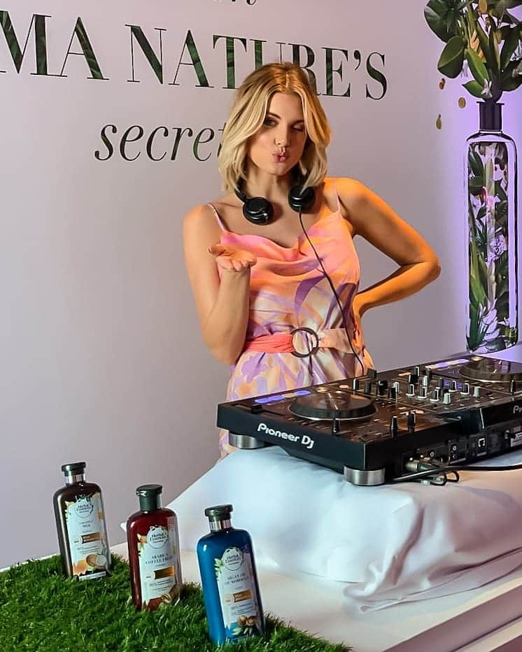 Ashley Jamesさんのインスタグラム写真 - (Ashley JamesInstagram)「I got to DJ in the incredible @KewGardens last night for @herbalessencesuk 😍 I can't believe I've never been here before, what an absolutely stunning place! I need to start treating London like I'm a tourist, where else should I visit? 💂🏼‍♀️🇬🇧 Also, the new botanical shampoo and conditioner smells amazing so I can't wait to try it and recreate their iconic shower adverts 😆💁🏼‍♀️💦 [Outfit tagged, styling @aoifeodohertystylist]  #femaledj #UnleashMamaNature #HerbalEssences #KewGardens #london  PS: REMEMBER TO VOTE 🇪🇺❣️」5月23日 21時17分 - ashleylouisejames