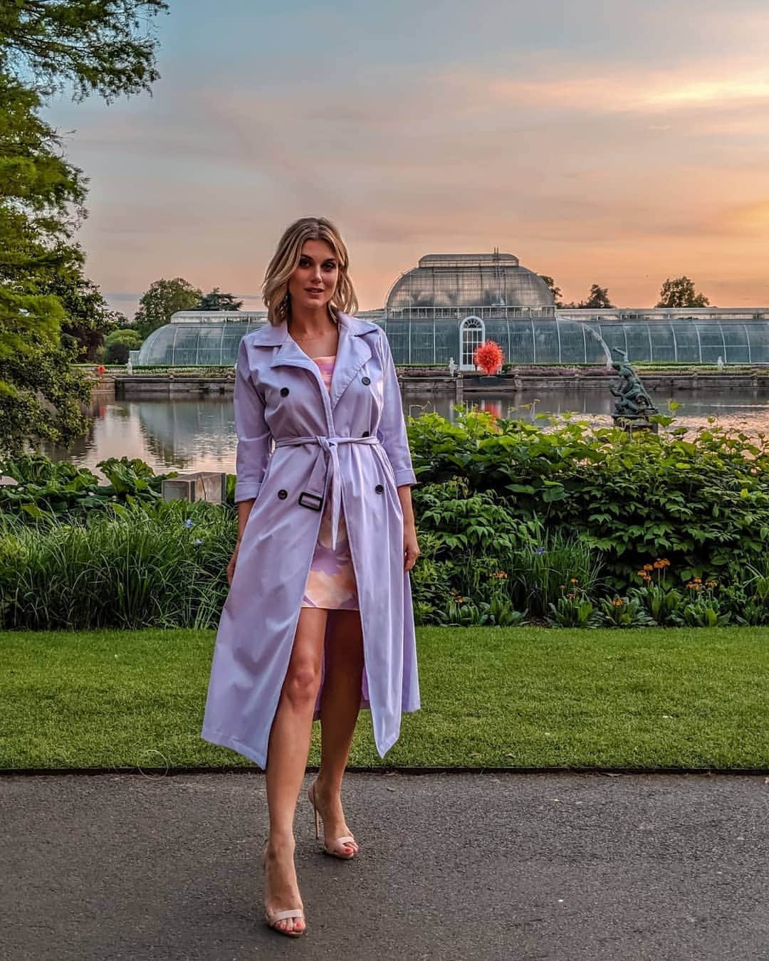 Ashley Jamesさんのインスタグラム写真 - (Ashley JamesInstagram)「I got to DJ in the incredible @KewGardens last night for @herbalessencesuk 😍 I can't believe I've never been here before, what an absolutely stunning place! I need to start treating London like I'm a tourist, where else should I visit? 💂🏼‍♀️🇬🇧 Also, the new botanical shampoo and conditioner smells amazing so I can't wait to try it and recreate their iconic shower adverts 😆💁🏼‍♀️💦 [Outfit tagged, styling @aoifeodohertystylist]  #femaledj #UnleashMamaNature #HerbalEssences #KewGardens #london  PS: REMEMBER TO VOTE 🇪🇺❣️」5月23日 21時17分 - ashleylouisejames