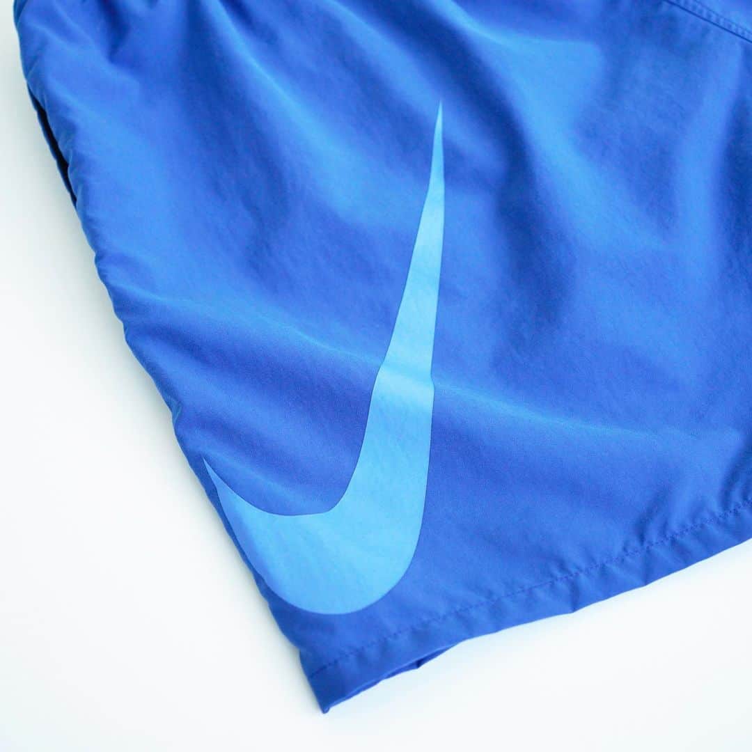 EDIFICEさんのインスタグラム写真 - (EDIFICEInstagram)「【NIKE - Limited model - 】﻿﻿﻿ - ウォーターレパレントスウィムボードショーツ -﻿ ﻿﻿﻿ ﻿ 昨シーズン好評を博したスウィムボードショーツが5/25日（土）全国のEDIFICEにて発売開始いたします。﻿ ﻿ ナイロンピーチフェイス素材で、撥水加工を施しているので水をはじきドライに保つスウィムボードショーツ。﻿ 背面には 「Big Swoosh」 をプリントし、大きなデザインポイントに。﻿ ﻿ ライニングにはクールセンサーを使用し、真夏でも接触冷感を体感でき、来たるサマーシーズンに大活躍する一品です。 ﻿ ﻿ セレクトショップエディフィスとフットマーク社とでシルエット、デザインまで、様々なアイディアを取り入れた限定のライセンススイムショーツです。﻿ ﻿﻿﻿ ﻿﻿﻿ ﻿﻿﻿ ﻿﻿﻿ Short pants : 【NIKE】¥5,500+tax﻿﻿﻿ ﻿﻿﻿ ﻿﻿﻿ ﻿﻿﻿ ﻿﻿﻿ ﻿﻿﻿ ﻿﻿﻿ ﻿﻿﻿ #edifice #nike #menswordrobe #menswear #swimshorts #mensfashion #mensshorts #mensstyle #boardshorts #biglogo #sportmix #swooshlogo #nikeswoosh #menwithclass #menwithstyle #mensclothing #mensclothes #dapper #dapperman #dapperstyle #エディフィス #ナイキ」5月23日 21時20分 - edifice.jp