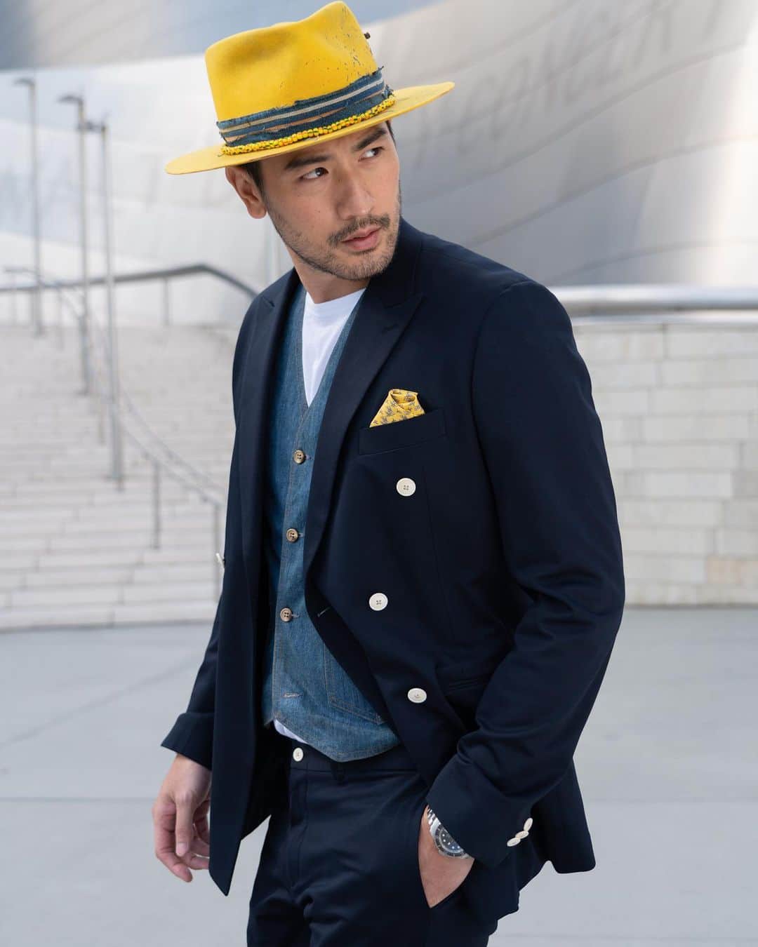 のインスタグラム：「🎭The Granville suit is the perfect piece to play around with your personal twist, layer up with a bright pocket square, or tone it down with low-key staples like a plain white T-shirt.  #YOYUUMEN #Granville #360stretch」