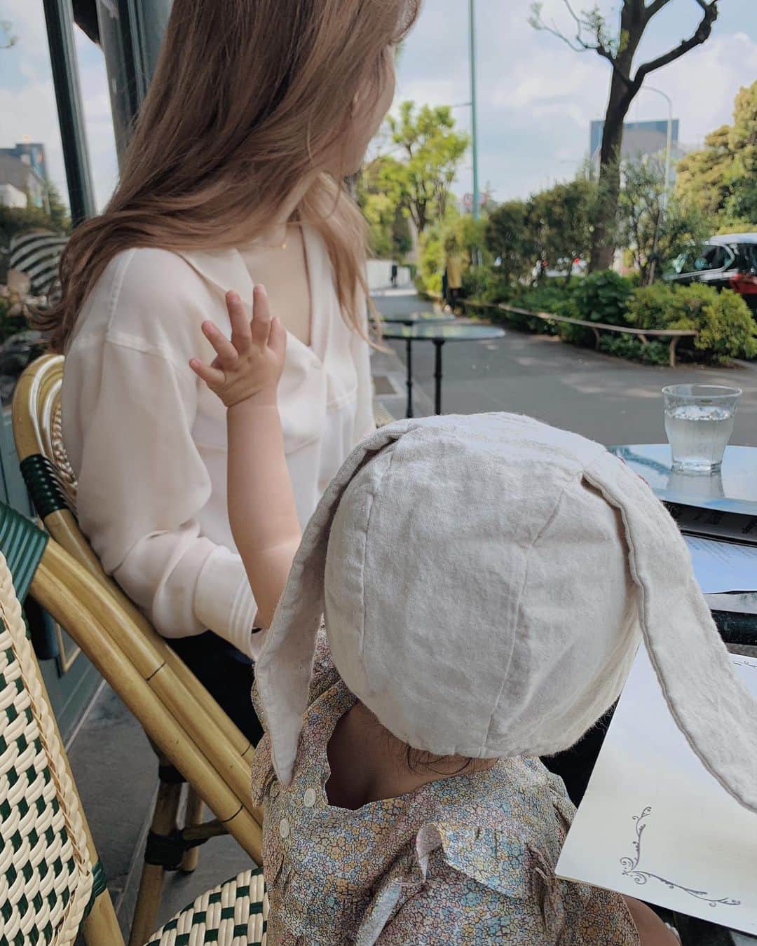 目見田早弥子のインスタグラム：「| me & mini me ご飯も美味しくてお天気も良くて最高やった日。 娘のうさぎさんボンネットは 生まれてすぐの頃に購入したハンドメイドのもの。 サイズは確か6mくらいやったけど 一応まだ被れるおちびさん🐇」