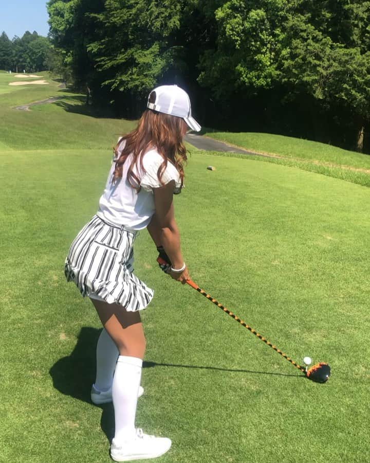 のインスタグラム：「こんばんは！ 今日は宍戸ヒルズカントリークラブでラウンドしてきたー🎵🎵 森ビルカップ前で先月よりラフが深くなってて、グリーンも早くて難しくなってたーー💦💦 でもめっちゃ楽しかった❤️ . 今日のゴルフコーデは白コーデ🎵 全身リエンダ @riendasuelta_golf シューズ @skechers . 最近シンプル系？清楚系も選んで、シーンに合わせて色んなゴルフコーデを楽しんでる❤️❤️😍 ゴルフウエア、本当に可愛いの多くて、今シーズンもどんどん増えてくww 周りのゴルフ女子のみんなのウエアもみんなカラフルで可愛いよねー💕 . #リエンダ #リエンダゴルフ #riend #ゴルフコーデ #ゴルフウエア #ゴルフファッション #スポーツ女子 #ゴルフスイング #宍戸ヒルズカントリークラブ #ミニスカ #白コーデ #ファッションコーデ #ゴルフ男子 #美脚 #キャップ女子 #筋トレ女子 #白シャツ #アラサーコーデ #skechers #あおい夏海 #ドライバー #ゴルフ場 #森ビルカップ #日本ゴルフツアー選手権snsアンバサダー」
